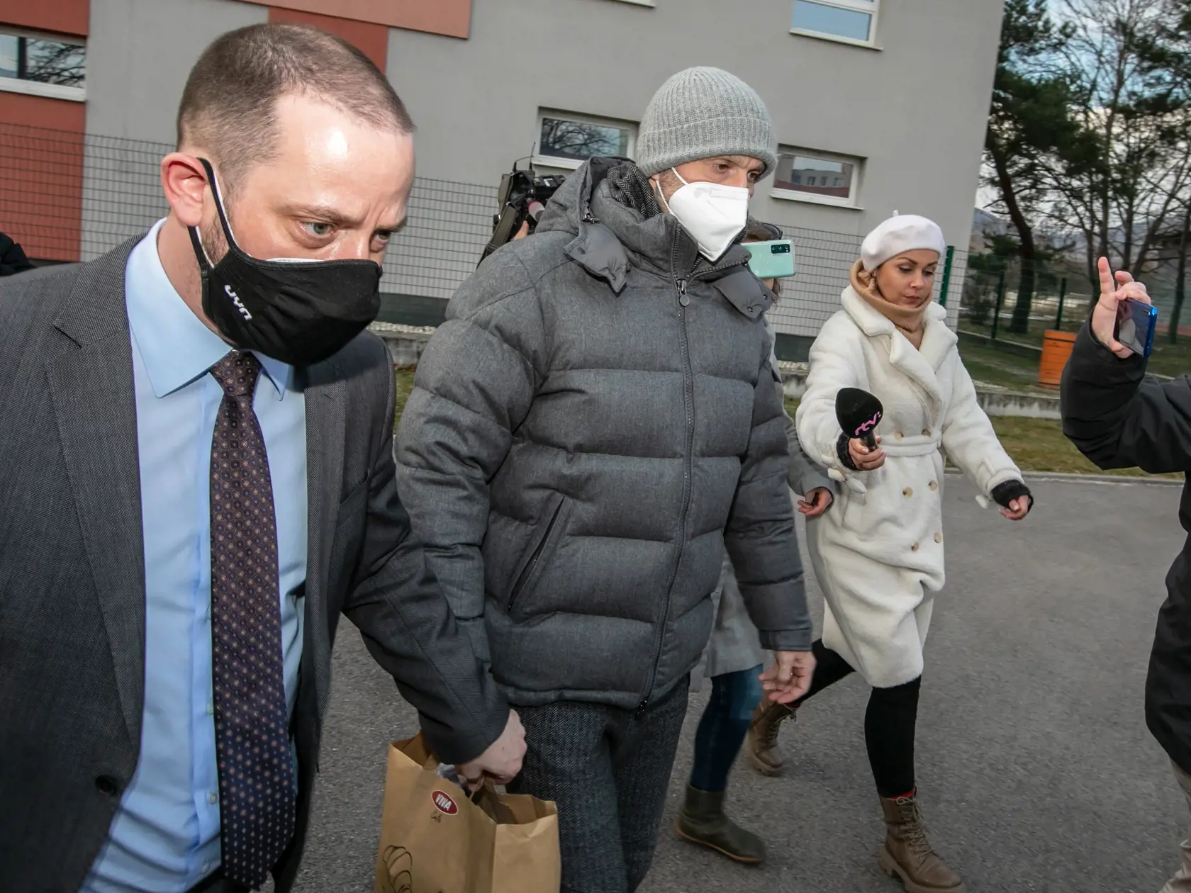 Na snímke je Marek Para a jeho klient Norbert Bödör ako odchádzajú zo Špecializovaného trestného súdu.