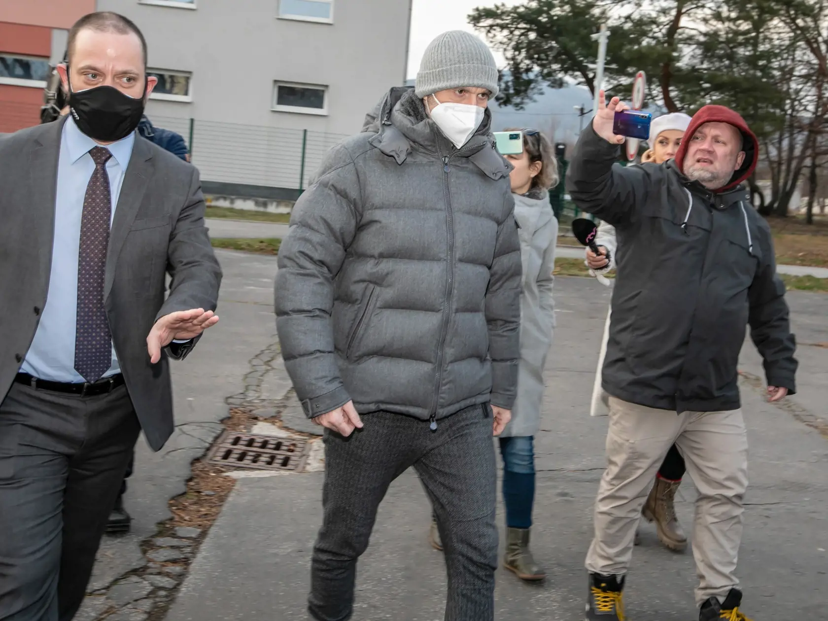Na snímke je Marek Para a jeho klient Norbert Bödör ako odchádzajú zo Špecializovaného trestného súdu.
