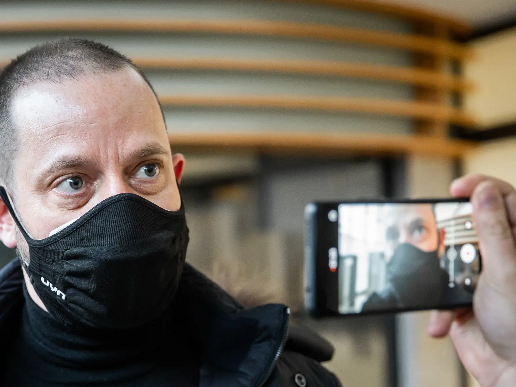Bývalý šéf polície však nie je jediný kontroverzný človek, o ktorom sa v ostatnom čase začalo hovoriť ako o možnom budúcom politikovi za Smer. Najnovšie sa v kuloároch začalo spomínať meno jeho obhajcu Marka Paru, ktorý okrem iného zastupuje Mariana Kočnera, Pavla Ruska, Norberta Bödöra či v minulosti Ivana Lexu. Na snímke advokát Marek Para odchádza z Policajného Prezídia v Bratislave.