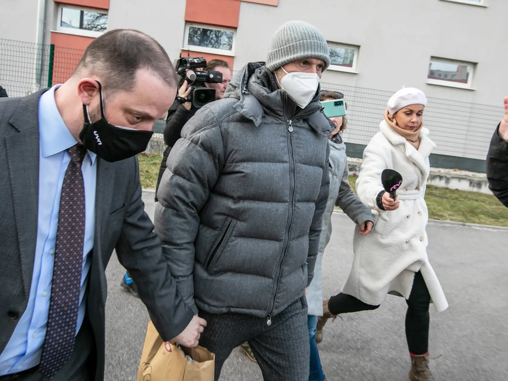 Práve Para zastupuje aj bývalého policajného prezidenta Tibora Gašpara v kauze Očistec, a je aj obhajcom nitrianskeho podnikateľa Norberta Bödöra. Na snímke je Marek Para a jeho klient Norbert Bödör ako odchádzajú zo Špecializovaného trestného súdu.