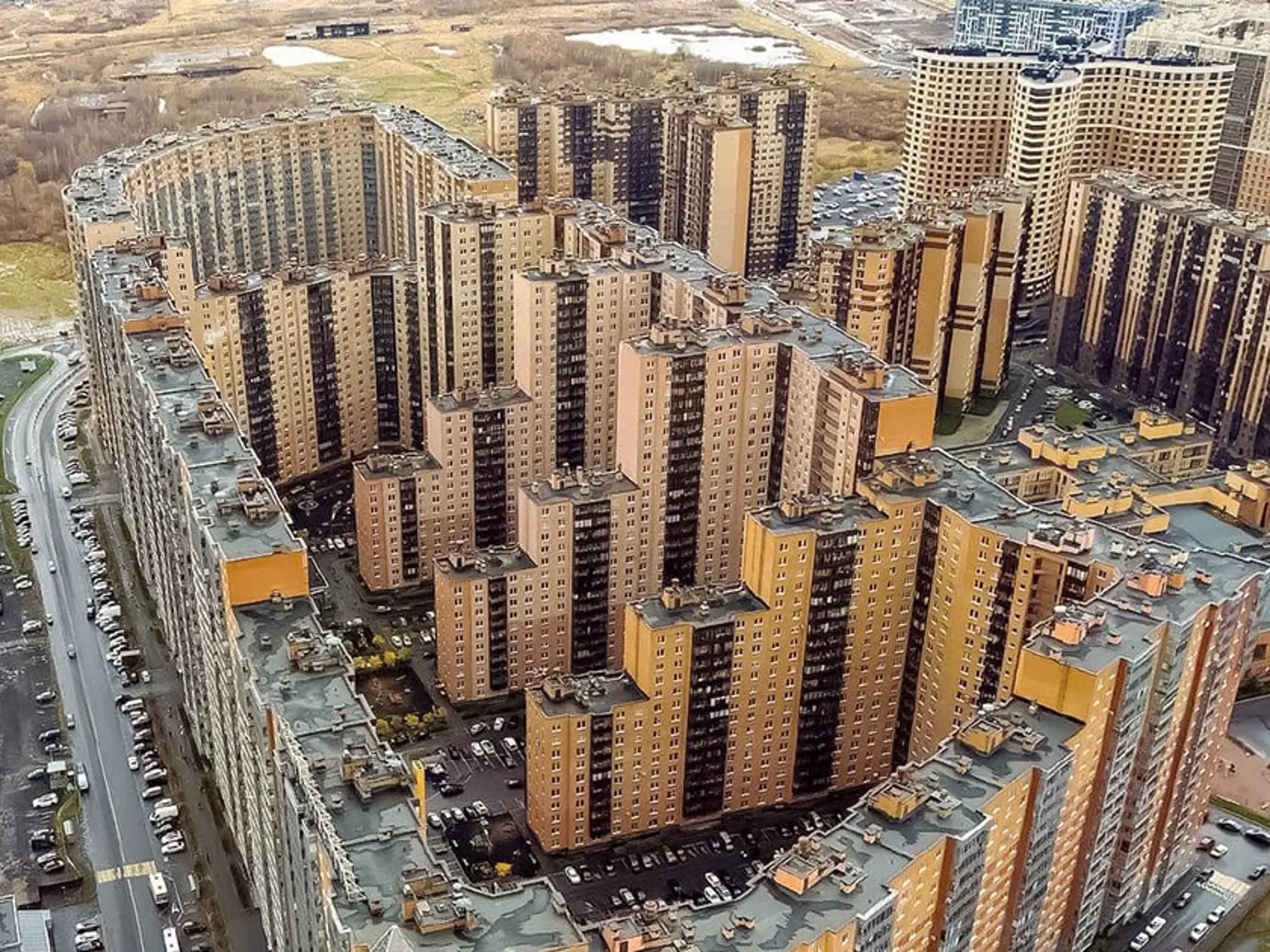 Fotografie tohto gigantického komplexu nedávno obleteli internet a ľudia sú zvedaví, aký život sa dá viesť na takomto impozantnom "sídlisku".