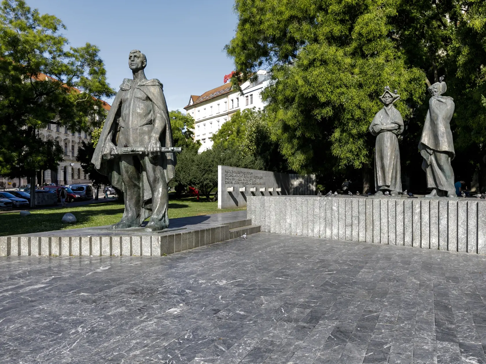 Na snímke Pamätník Slovenského národného povstania (SNP) na Námestí SNP v Bratislave 12. augusta 2024. Vznikol v roku 1974 pri príležitosti 30. výročia Povstania. Vytvoril ho akademický sochár Ján Kulich v spolupráci s architektom Dušanom Kuzmom.