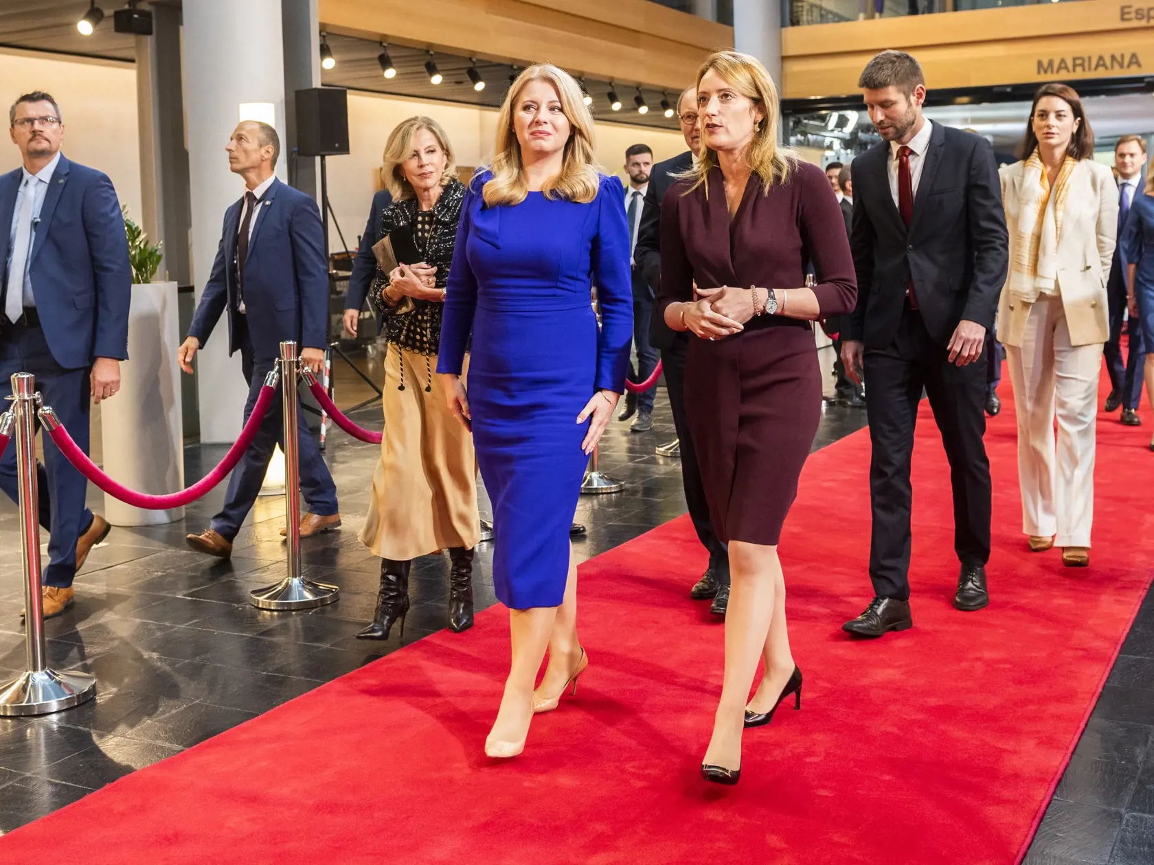 Zuzana Čaputová prichádza do budovy parlamentu.