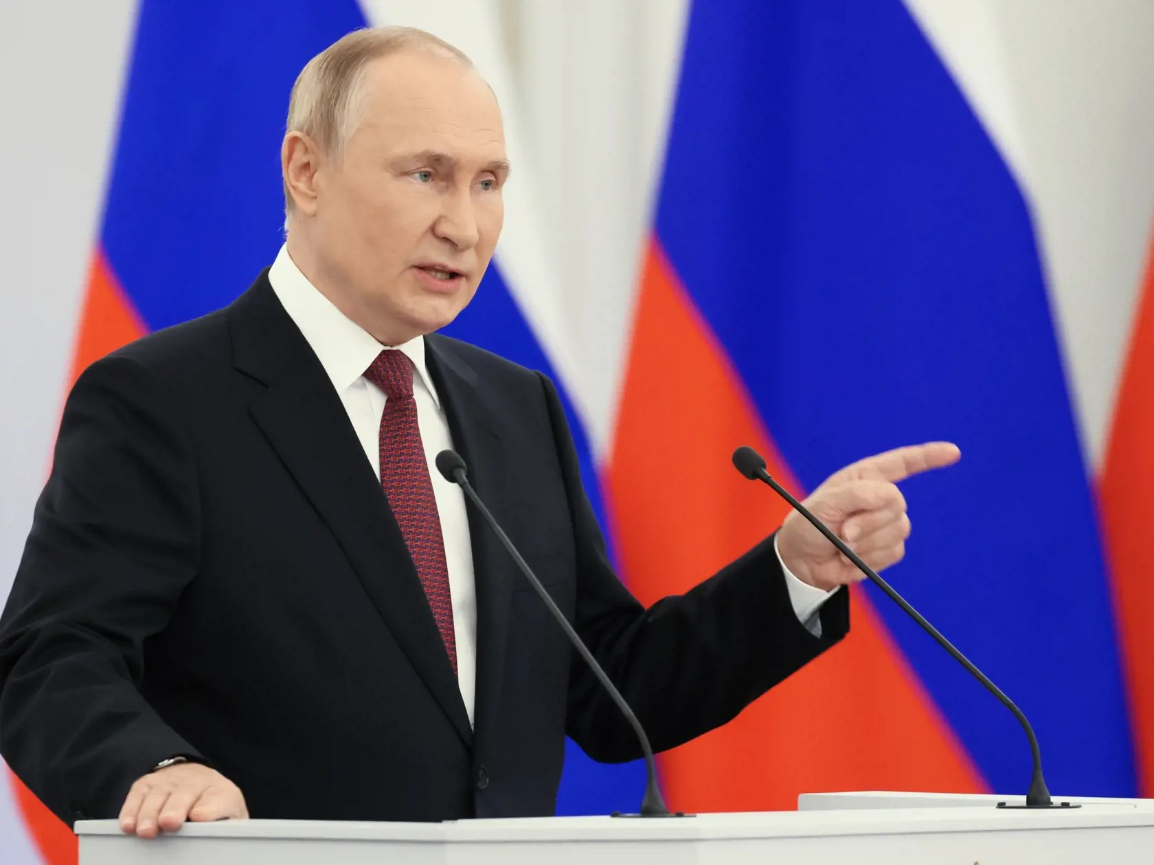 Ruský prezident Vladimir Putin počas prejavu pri príležitosti podpisu zmluvy o pričlenení štyroch okupovaných oblastí Ukrajiny k Rusku, v Kremli v Moskve 30. septembra 2022. Putin v piatok podpísal zmluvy o pričlenení okupovaných regiónov Ukrajiny k Rusku. Zmluvy týkajúce sa Doneckej a Luhanskej oblasti a častí Chersonskej a Záporožskej oblasti boli podpísané počas ceremónie v Kremli. Začal sa tým proces ich anektovania v rozpore s medzinárodným právom.
