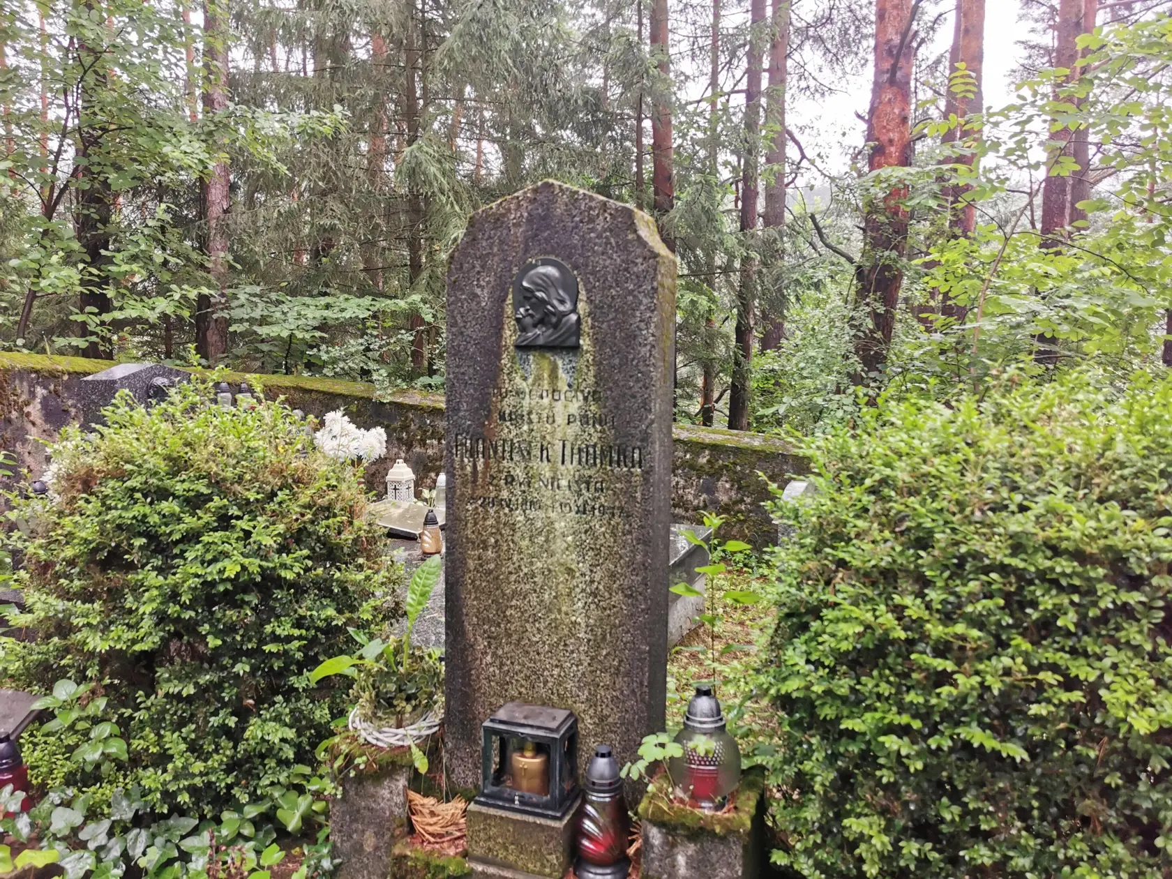 František Zvarík (1921-2008) si prial byť pochovaný miesto v Slávičom údolí, kde odpočívajú jeho hereckí kolegovia, vedľa rodiny svojej matky vo Folkušovej.