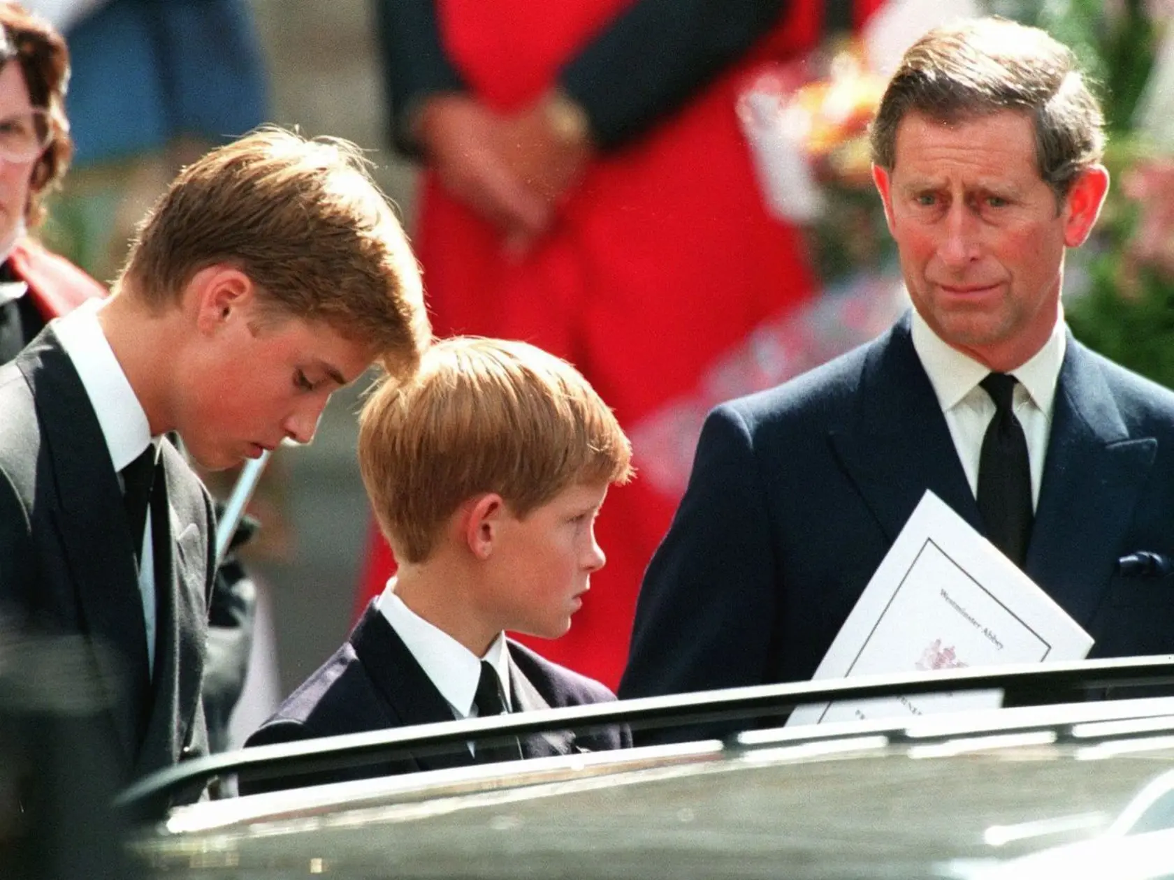 Princ Charles so svojimi synmi Williamom a Harrym počas pohrebu princeznej Diany v septembri 1997.