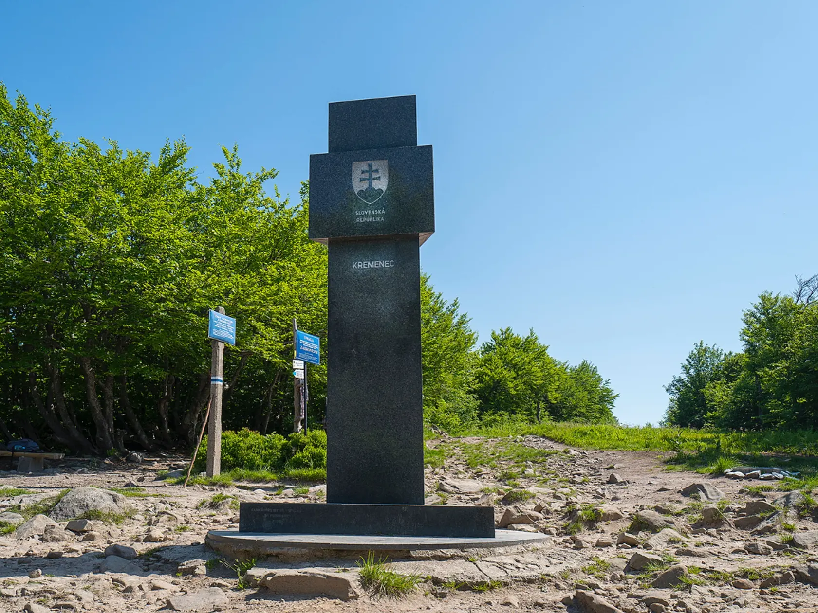 Miesto, kde sa stretávajú tri krajiny - vrch Kremenec s nadmorskou výškou 1 221 m n. m. Je súčasťou Bukovských vrchov a Národného parku Poloniny. Najvyšší z Bukovských vrchov je zároveň najvýchodnejším bodom Slovenska. Na Kremenci svitá o 30 minút skôr ako v hlavnom meste, v Bratislave. Od roku 2007 je v Zozname svetového dedičstva UNESCO zapísaný aj najvýznamnejší karpatský prales Stužica, v ktorom sa Kremenec nachádza.