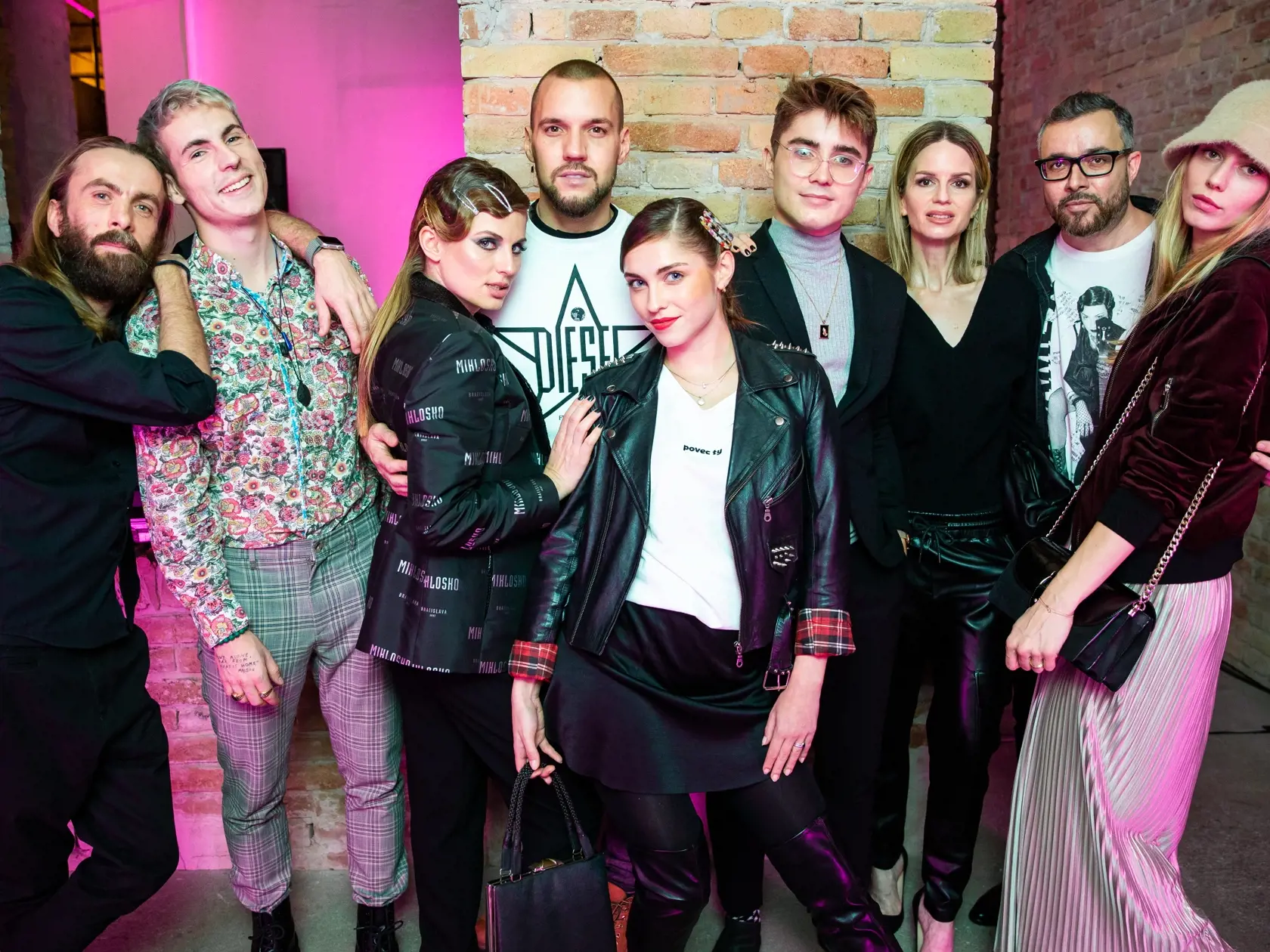 Krst videoklipu Emmy Drobnej v jednom z bratislavských podnikov. Na snímke Peter Altof alis Exploited, Katarína „Becca“ Balážiová, Michal Sabo, Barbora Bakošová, Timotej Májsky, Zuzana Kanisová, Michal Borec a Alexandra Gachulincová.