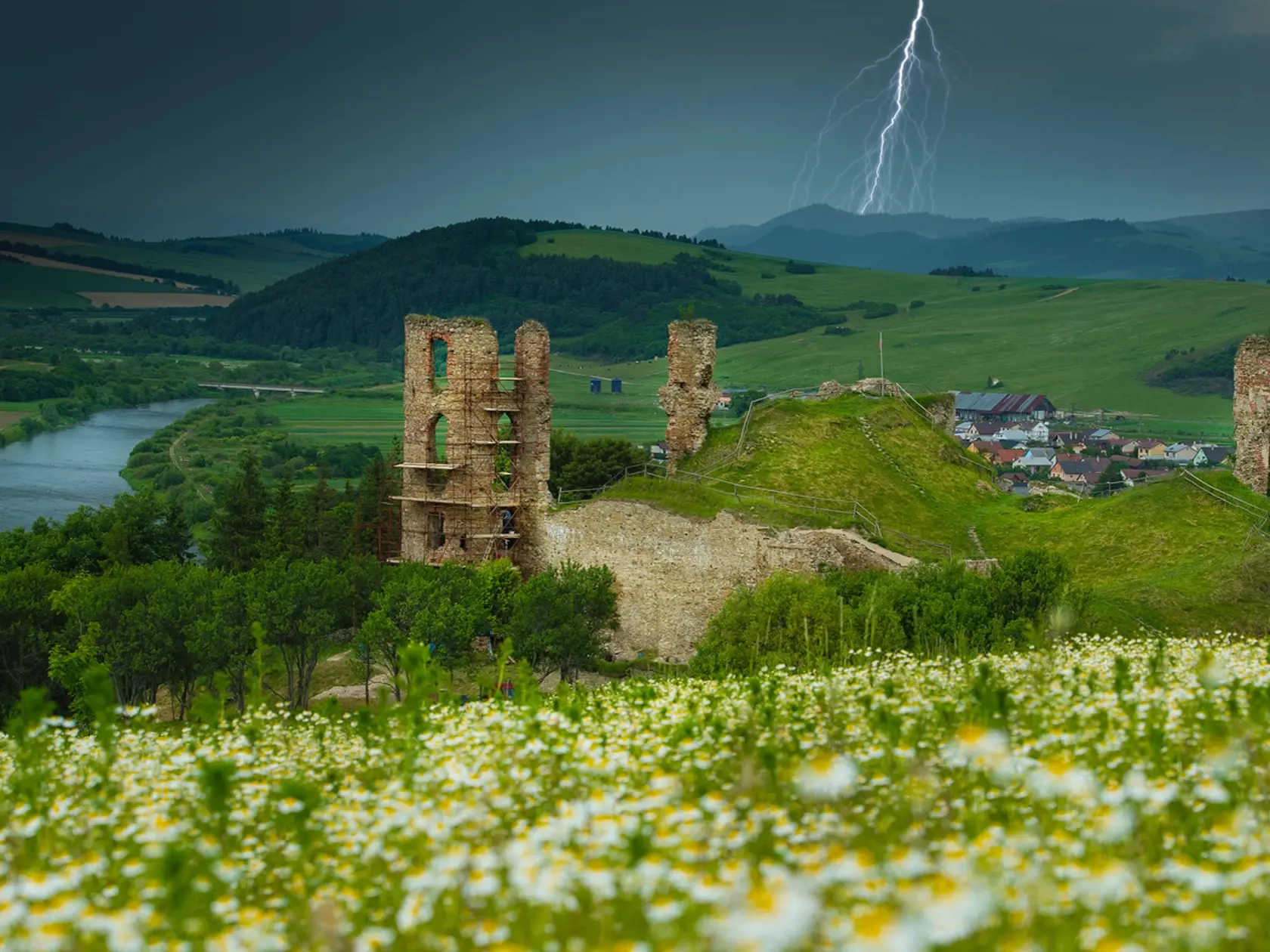 Zrúcanina hradu Plaveč sa vypína nad širokou dolinou rieky Poprad na severovýchodnom Slovensku, v okrese Stará Ľubovňa. Je z 13. storočia. Hrad postavili na obranu cesty do Poľska, pri brode cez rieku Poprad, približne okolo roku 1294.