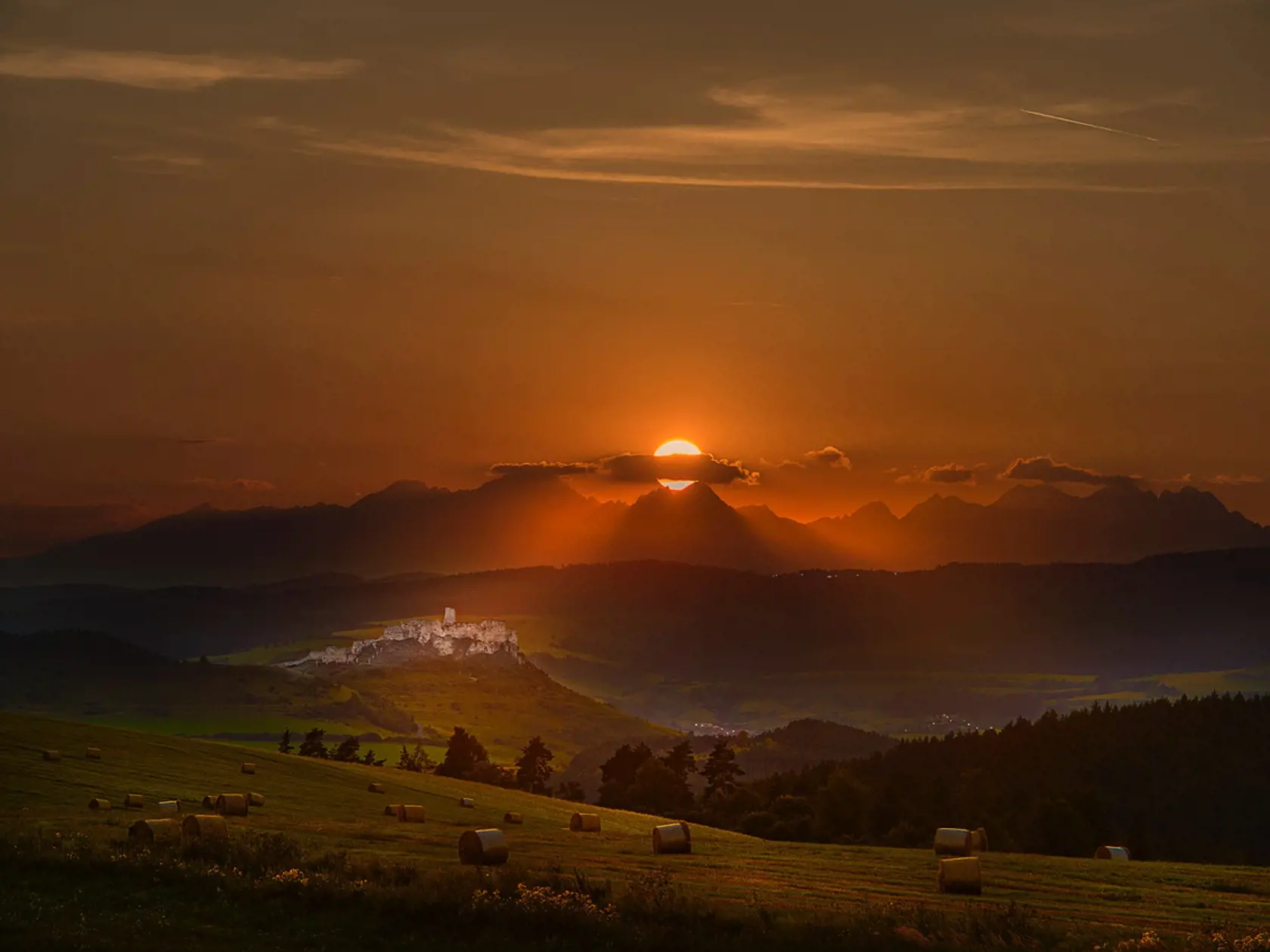 Pohľad na Spišský hrad z obce Dúbrava. Hrad má rozlohou vyše 4 ha jedným z najväčších zrúcaninových hradných komplexov v strednej Európe. V roku 1993 Spišský hrad a kultúrne pamiatky blízkeho okolia zapísali do Zoznamu pamiatok svetového dedičstva Unesco.