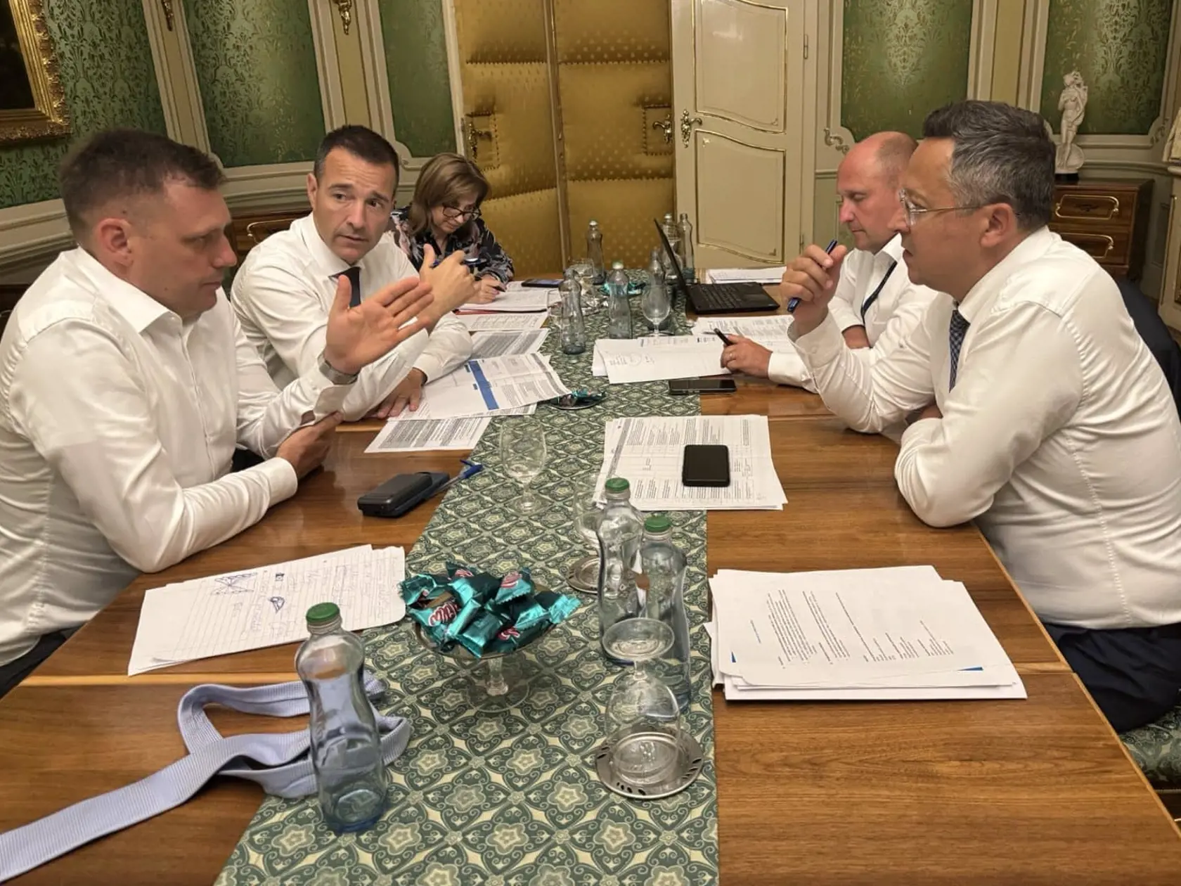 Tomáš Taraba,Ladislav Kamenický,Tomáš Drucker diskutujú o návrhoch na konsolidáciu.