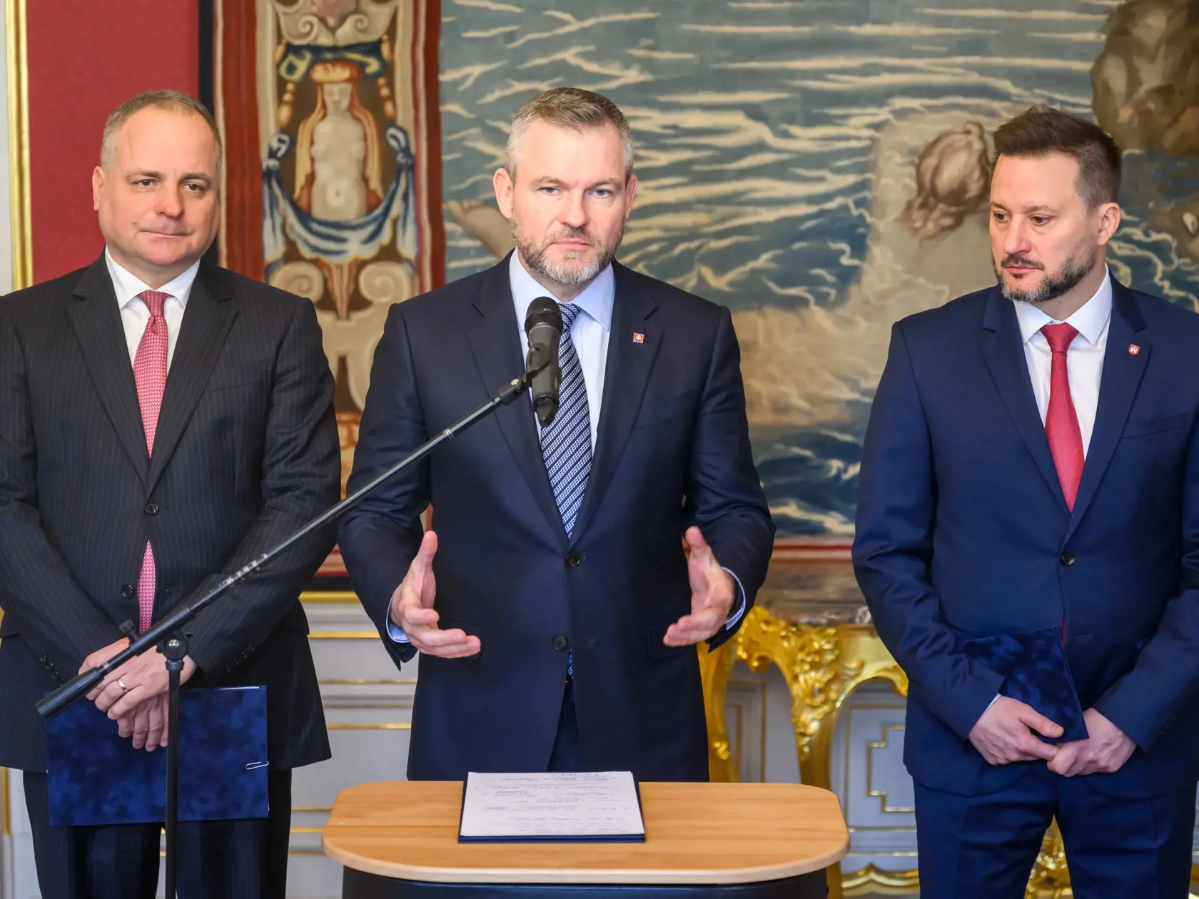Na snímke zľava predseda BSK Juraj Droba, prezident SR Peter Pellegrini a primátor Bratislavy Matúš Vallo počas tlačovej konferencie po spoločných rokovaniach v Bratislave 18. decembra 2024.