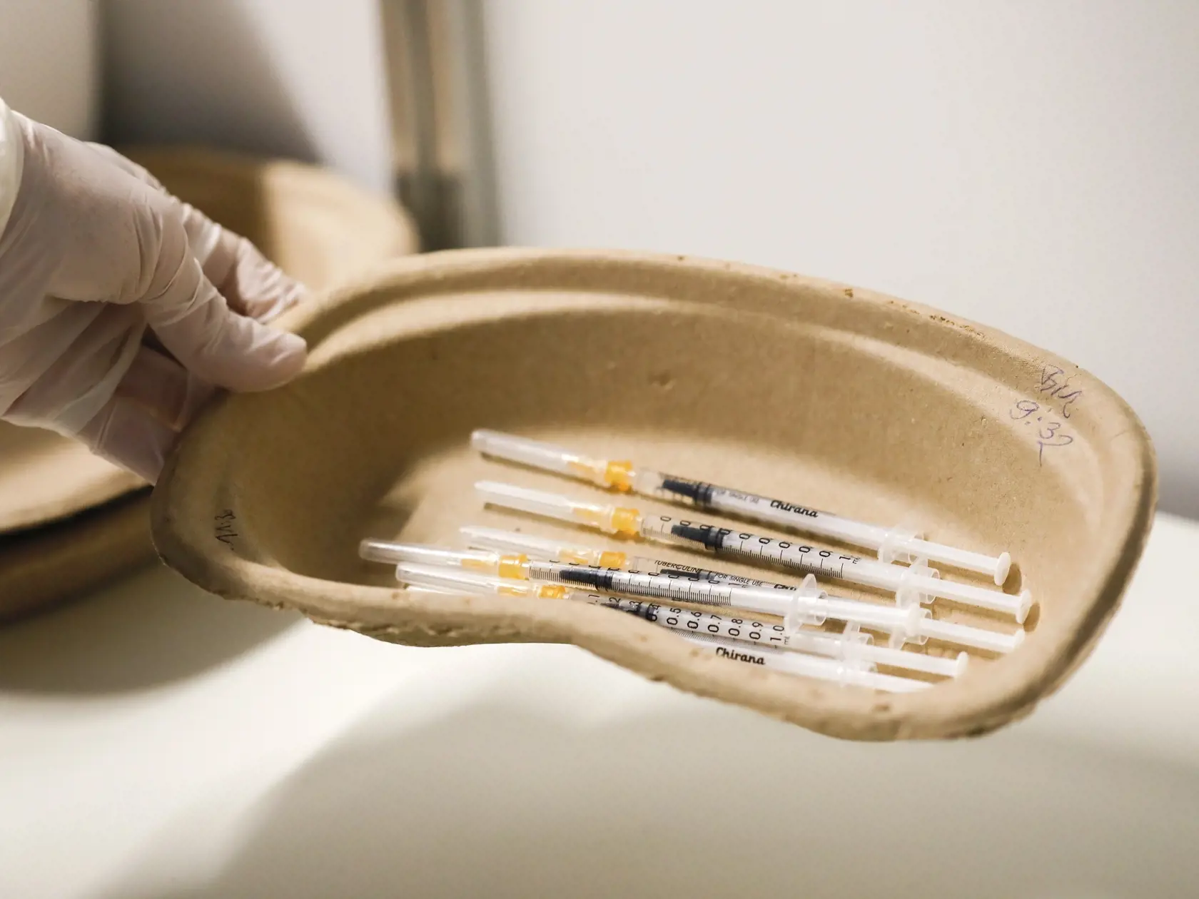 Zdravotníčka drží injekčné striekačky s vakcínou proti ochoreniu COVID-19.