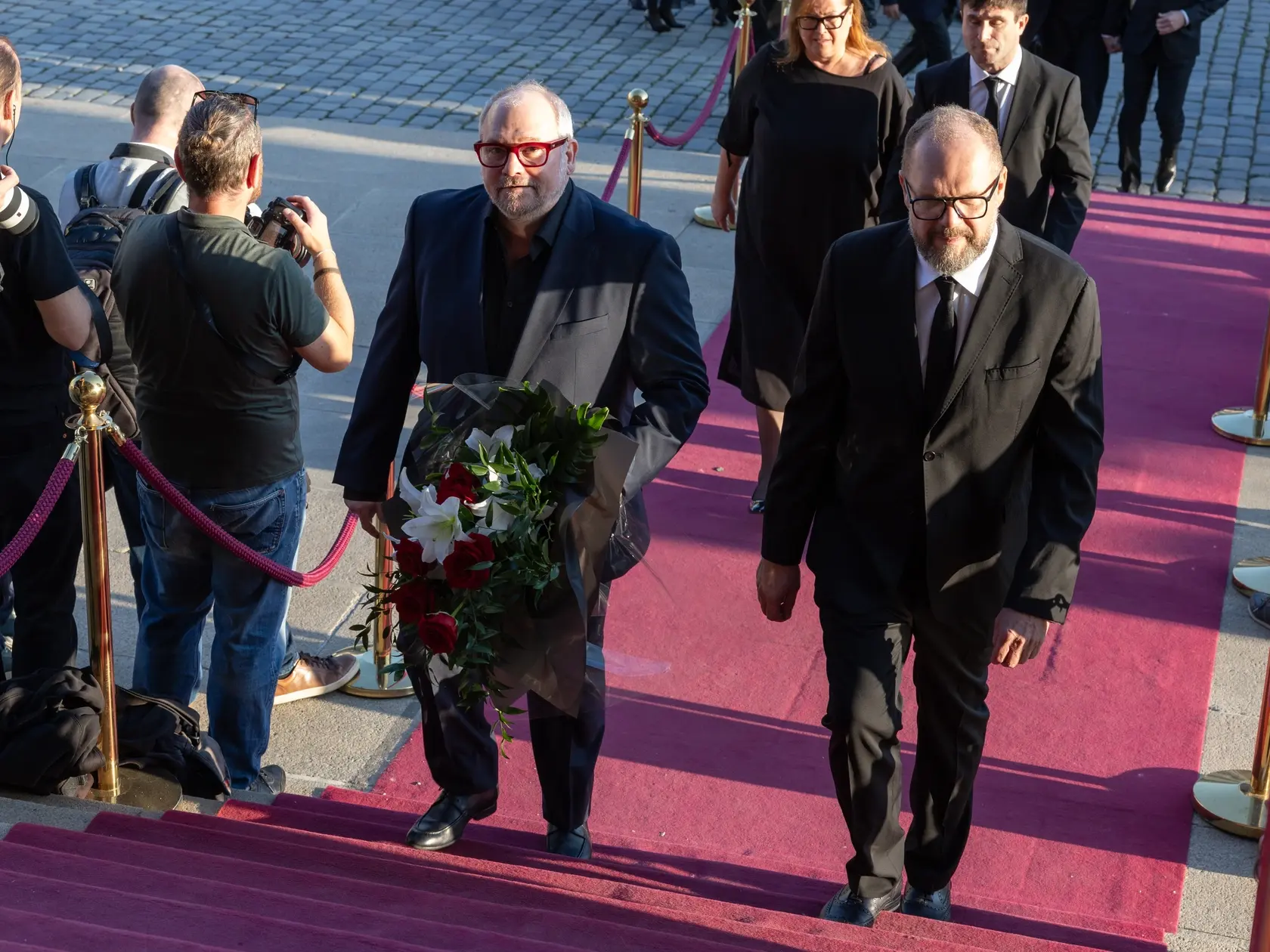 Rozlúčková párty na počesť zosnulého Jiřího Bartošku, legendárneho českého herca a prezidenta filmového festivalu v Karlových Varoch v pražskom Rudolfíne. 