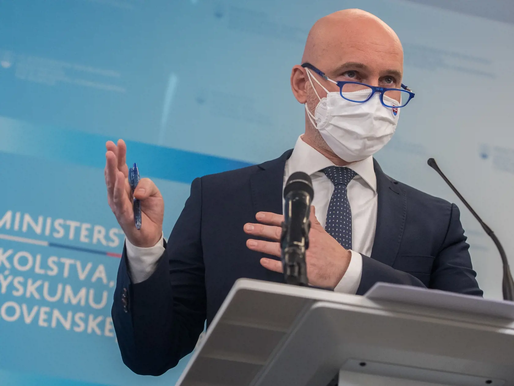 Na  snímke je minister školstva, vedy, výskumu a športu SR Branislav Gröhling (SaS) počas tlačovej konferencie.