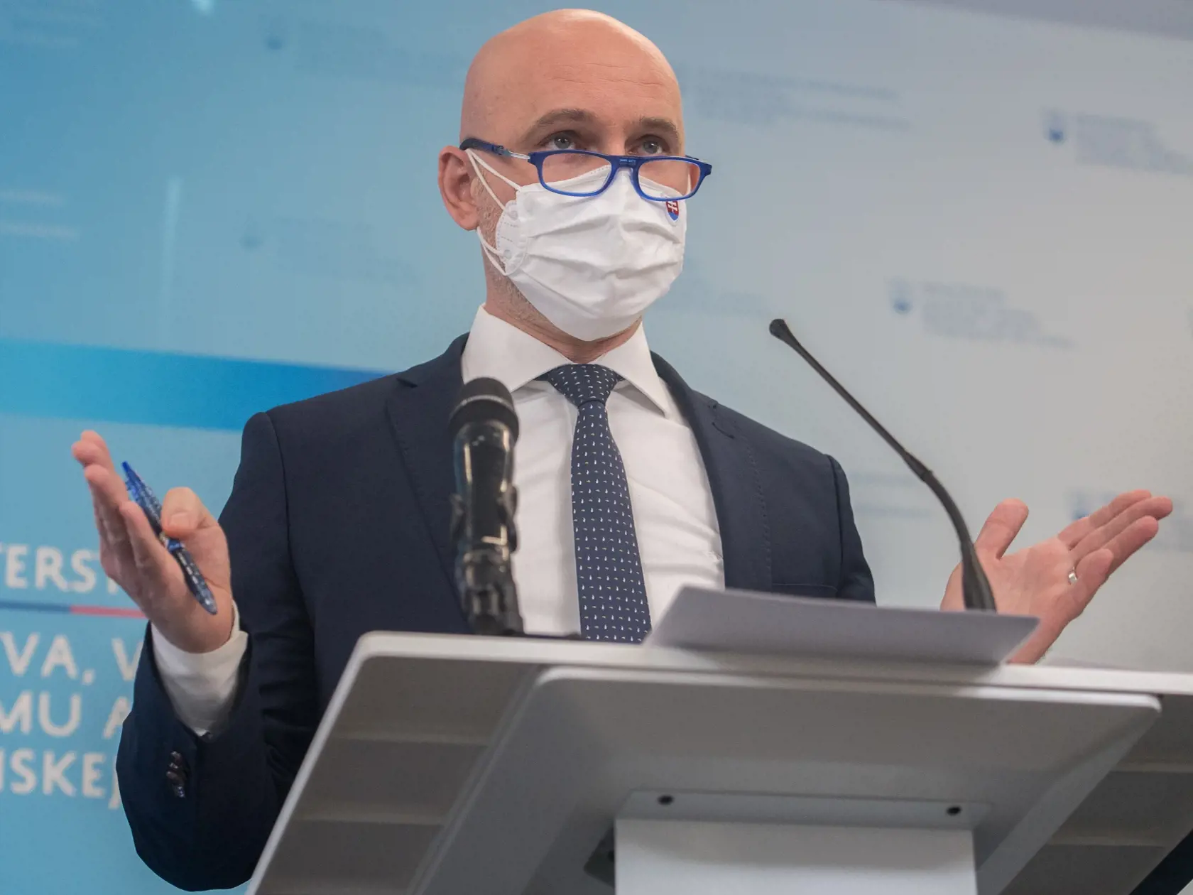 Branislav Gröhling (SaS) počas tlačovej konferencie.