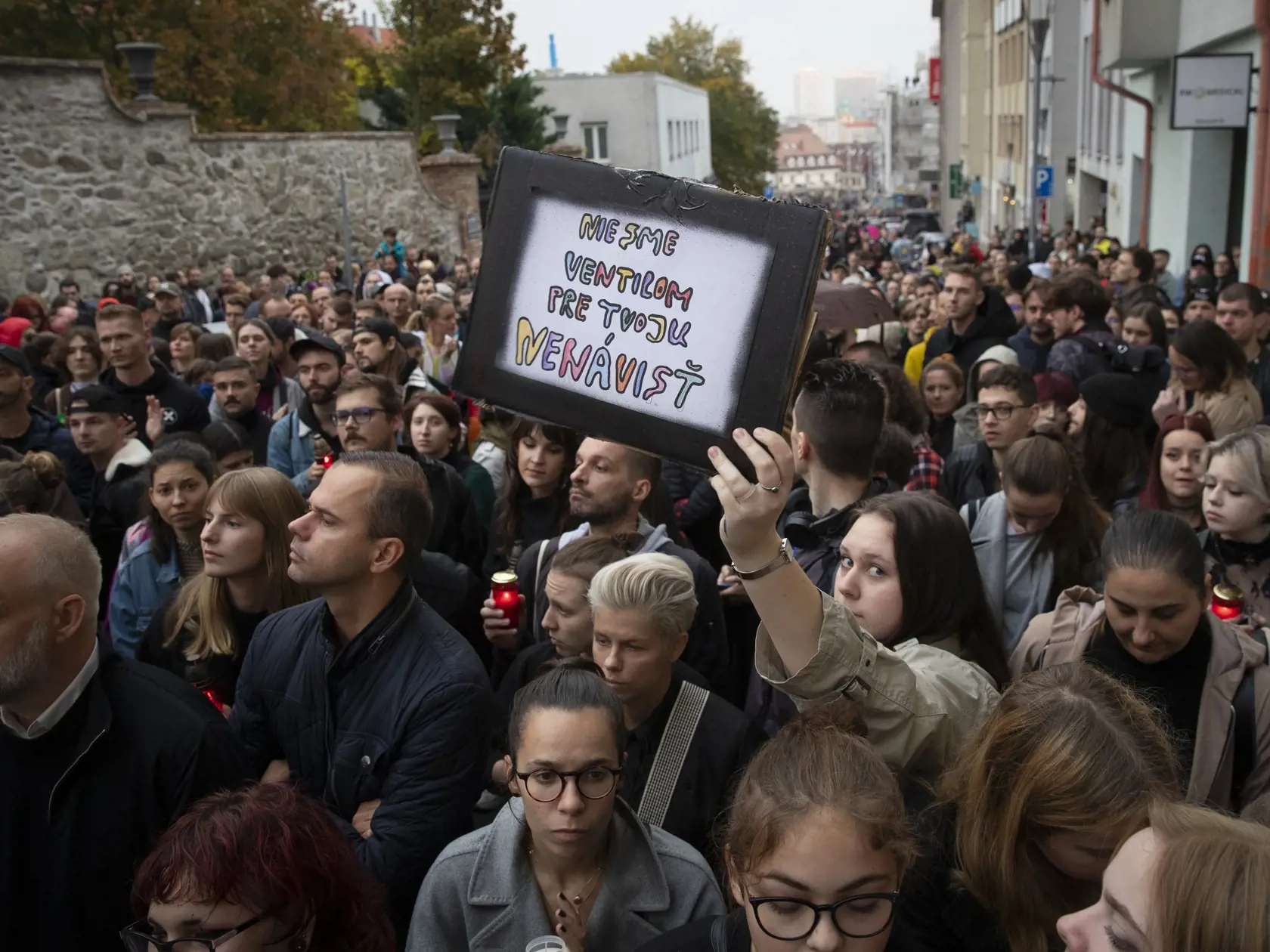 Spomienkový pochod za Matúša a Juraja, členov LGBT komunity, ktorých zastrelil radikalizovaný útočník v podniku Tepláreň na Zámockej ulici v Bratislave.