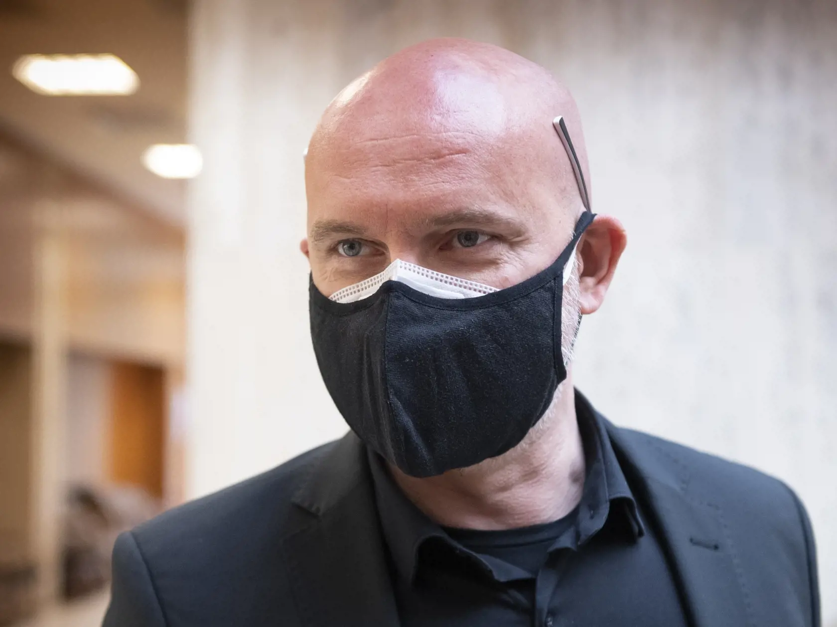 Branislav Gröhling (SaS) s ochranným rúškom na tvári.