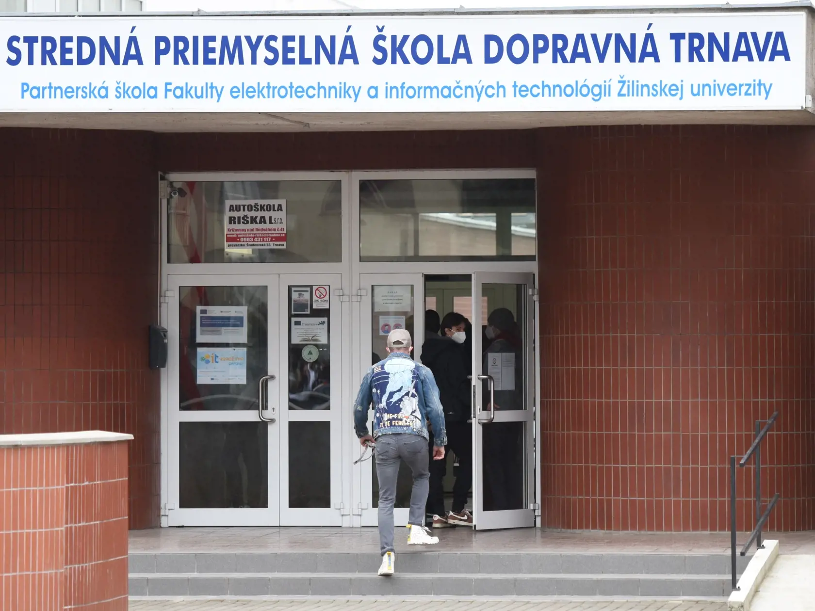 Na snímke študent vchádza do budovy Strednej priemyselnej školy dopravnej v Trnave.