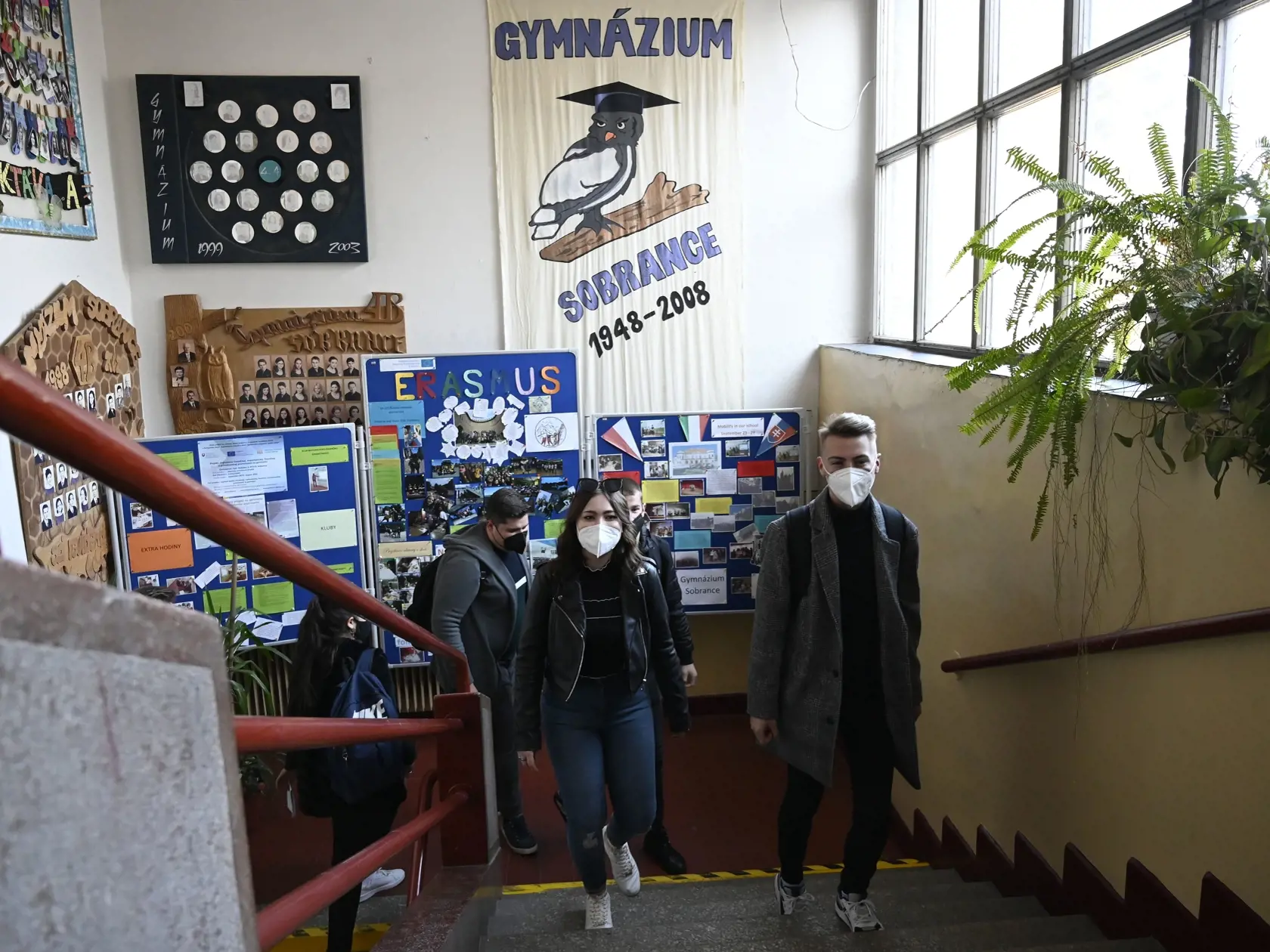 Na snímke študenti kráčajú po schodoch do triedy na Gymnáziu v Sobranciach.