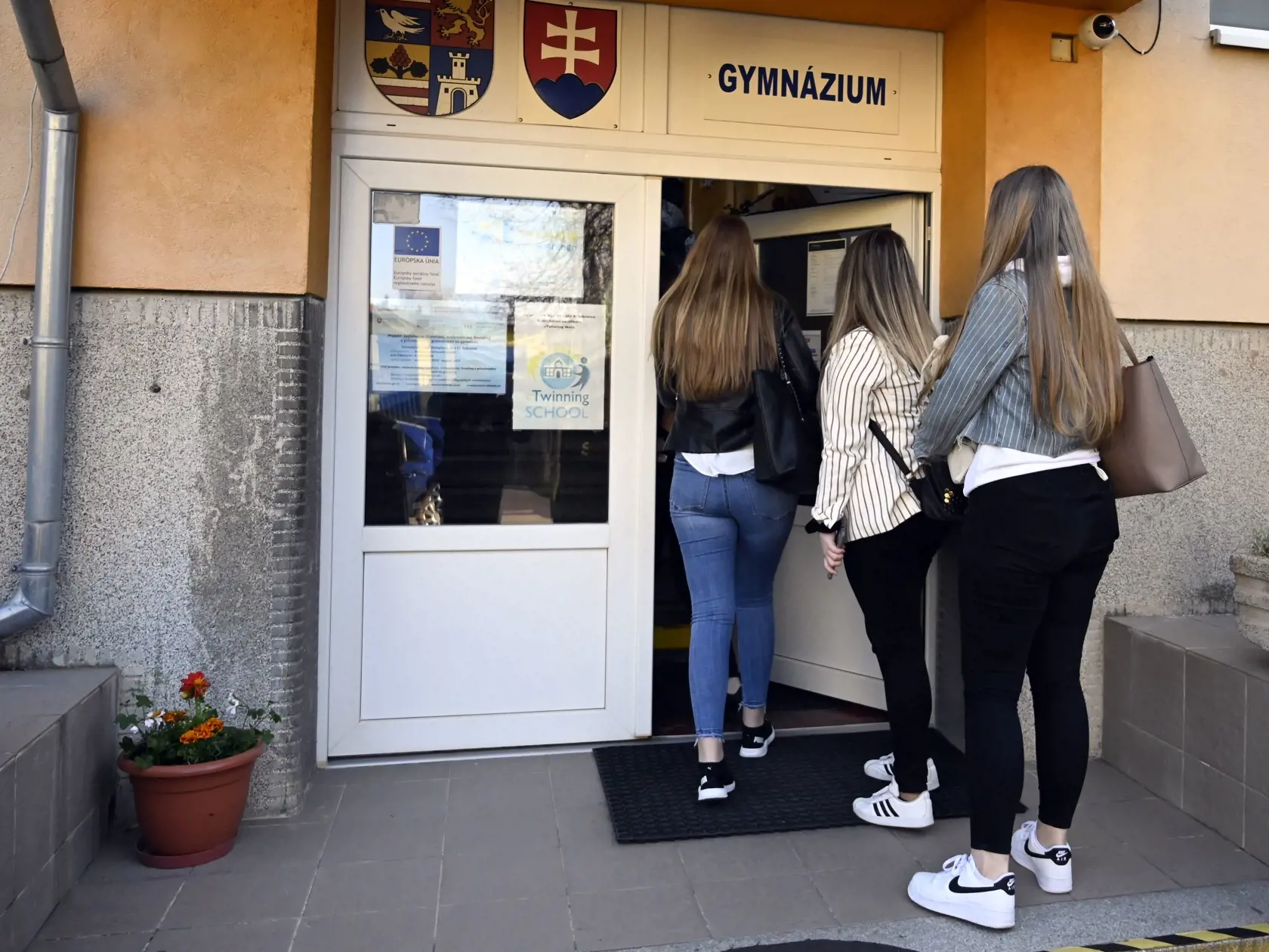 Na snímke študenti Gymnázia v Sobranciach prichádzajú do školy.