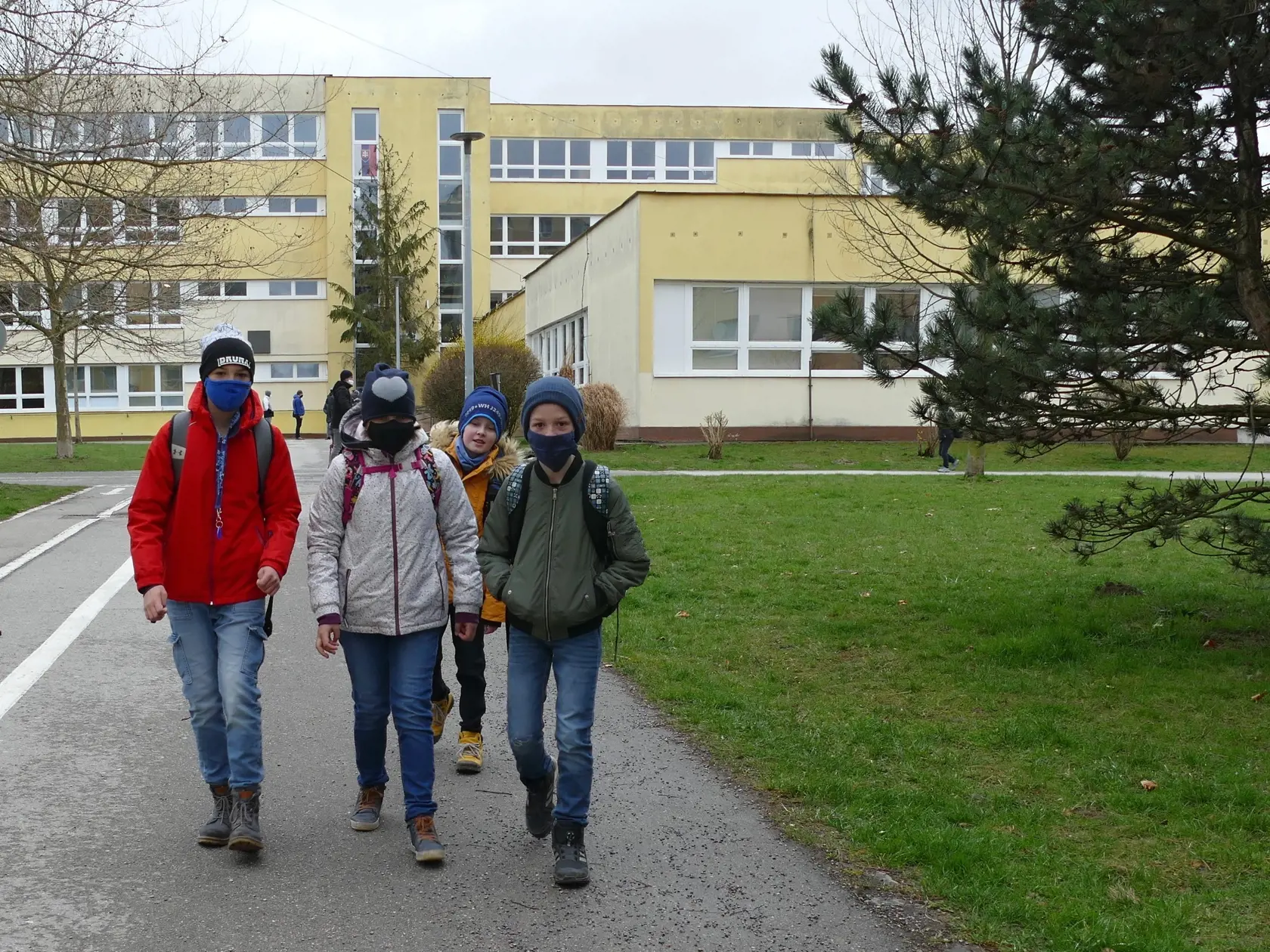 Na snímke sú školáci 1. stupňa počas príchodu do základnej školy.