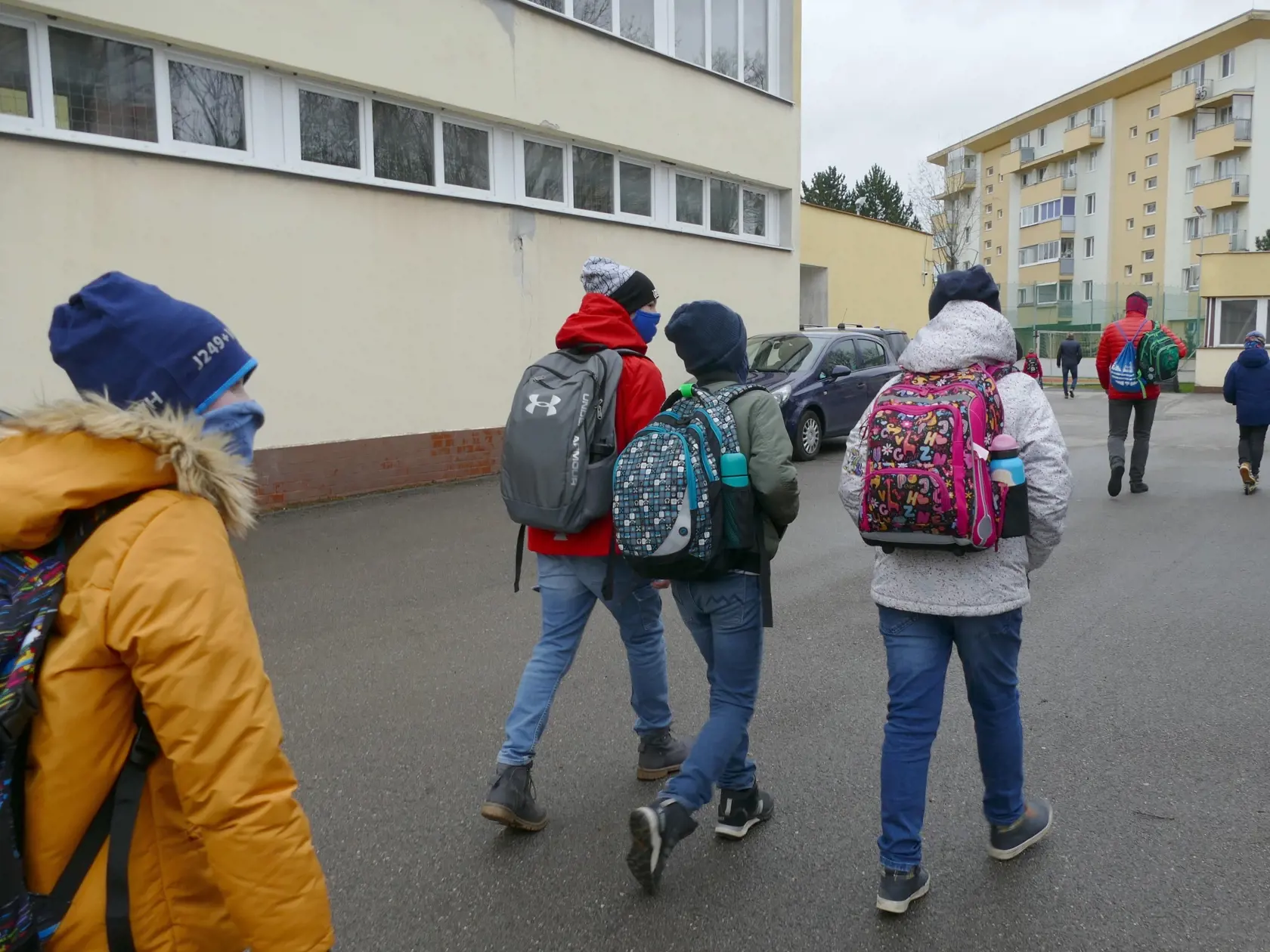 Na snímke sú školáci 1. stupňa počas príchodu do základnej školy.