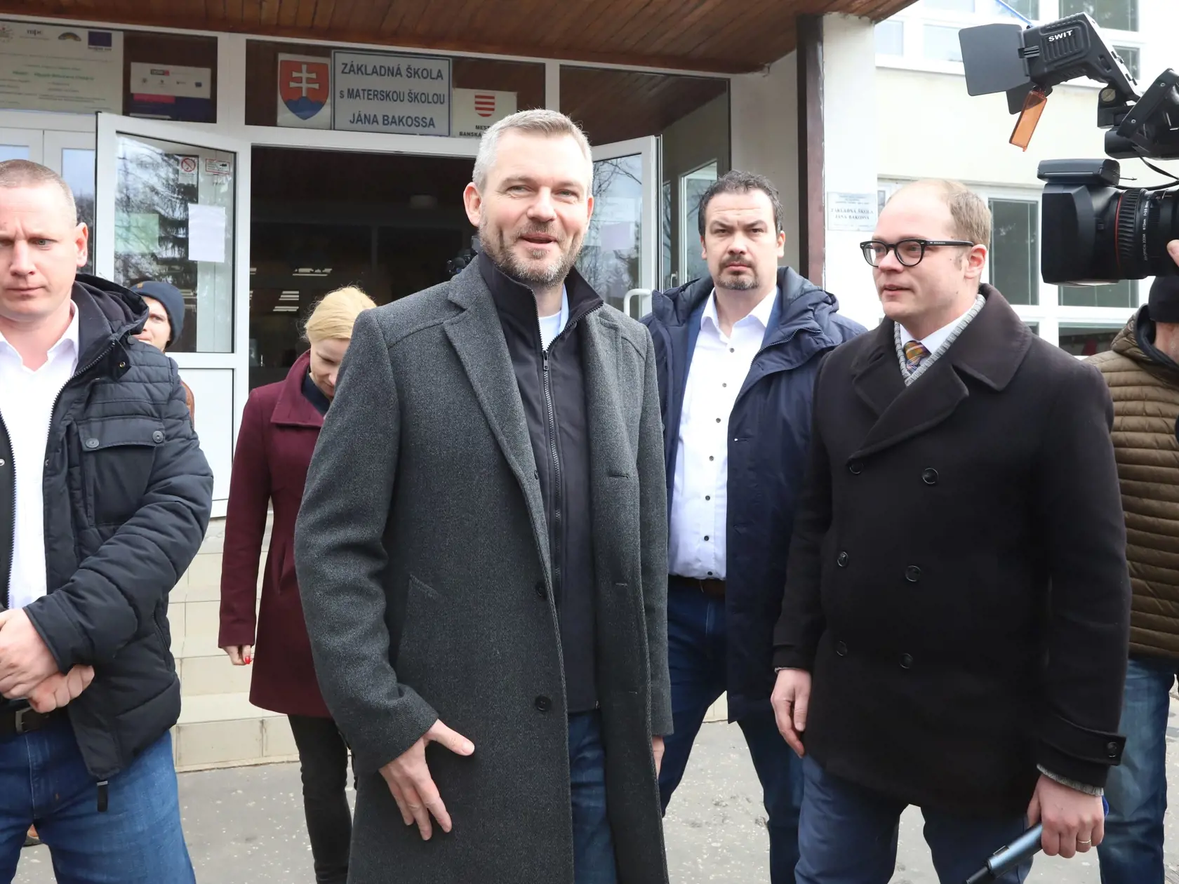 Na snímke predseda vlády SR Peter Pellegrini  vychádza z volebnej miestnosti po jeho hlasovaní na Základnej škole Jána Bakossa v Banskej Bystrici vo voľbách do Národnej rady Slovenskej republiky. V Banskej Bystrici 29. februára 2020. FOTO TASR - Ján Krošlák  