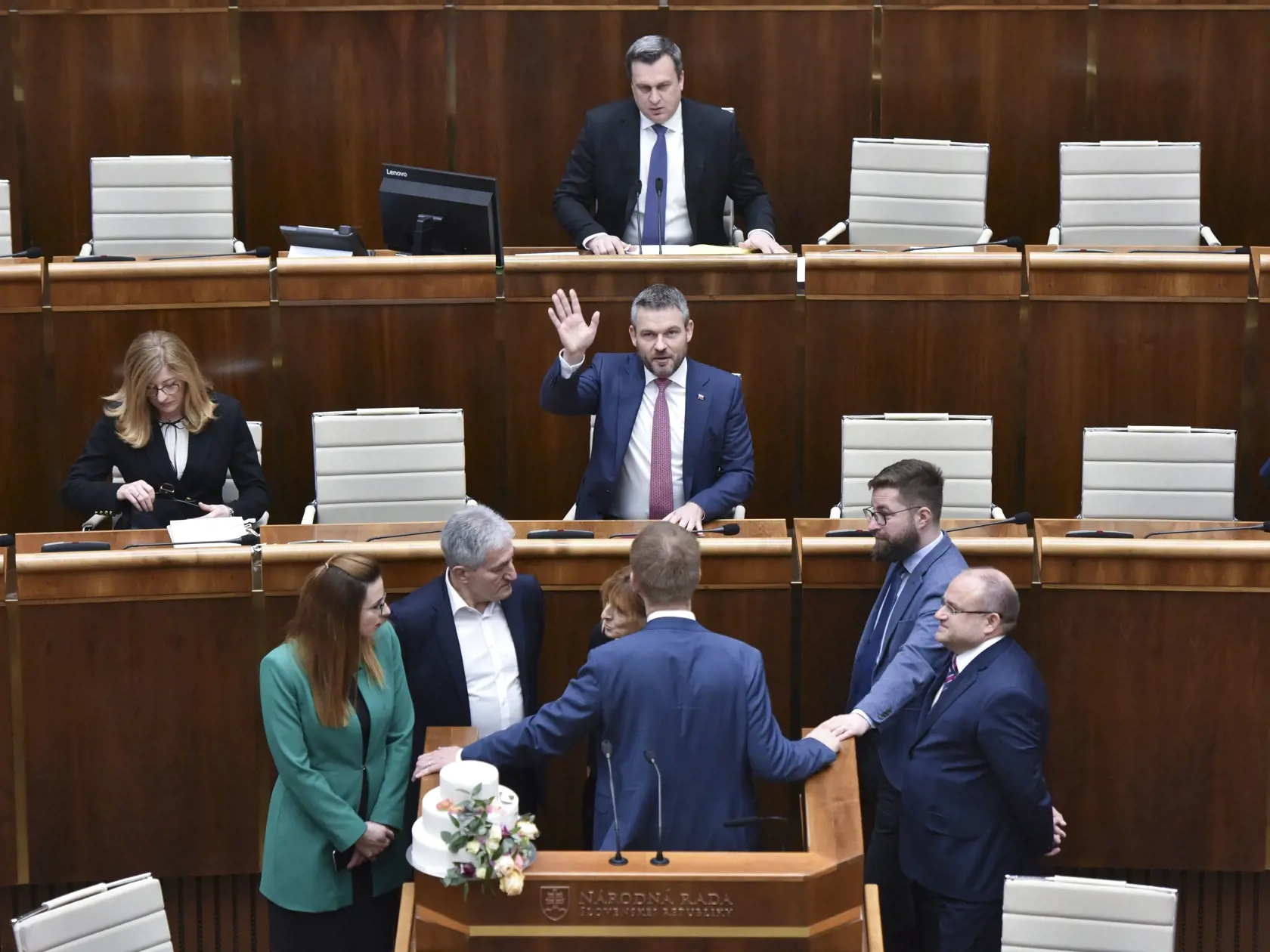 Na snímke hore predseda parlamentu Andrej Danko (SNS), druhý rad uprostred premiér SR Peter Pellegrini (SMER-SD), vľavo ministerka pôdohospodárstva a rozvoja vidieka SR Gabriela Matečná (SNS), v popredí nezaradení poslanci zľava Simona Petrík, Alan Suchánek, Miroslav Beblavý, Martin Poliačik a Jozef Mihál počas mimoriadnej 58. schôdze Národnej rady Slovenskej republiky vo štvrtok 20. februára 2020 v Bratislave. FOTO TASR - Pavol Zachar