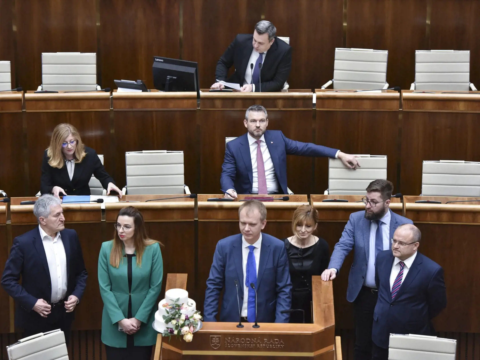 Na snímke hore uprostred predseda parlamentu Andrej Danko (SNS), stredný rad vľavo ministerka pôdohospodárstva a rozvoja vidieka SR Gabriela Matečná (SNS), stredný rad uprostred premiér SR Peter Pellegrini (SMER-SD), v popredí nezaradení poslanci zľava Alan Suchánek, Simona Petrík, Miroslav Beblavý, Viera Dubačová, Martin Poliačik a Jozef Mihál počas mimoriadnej 58. schôdze Národnej rady Slovenskej republiky vo štvrtok 20. februára 2020 v Bratislave. Rokovací deň Národnej rady SR vo štvrtok netr