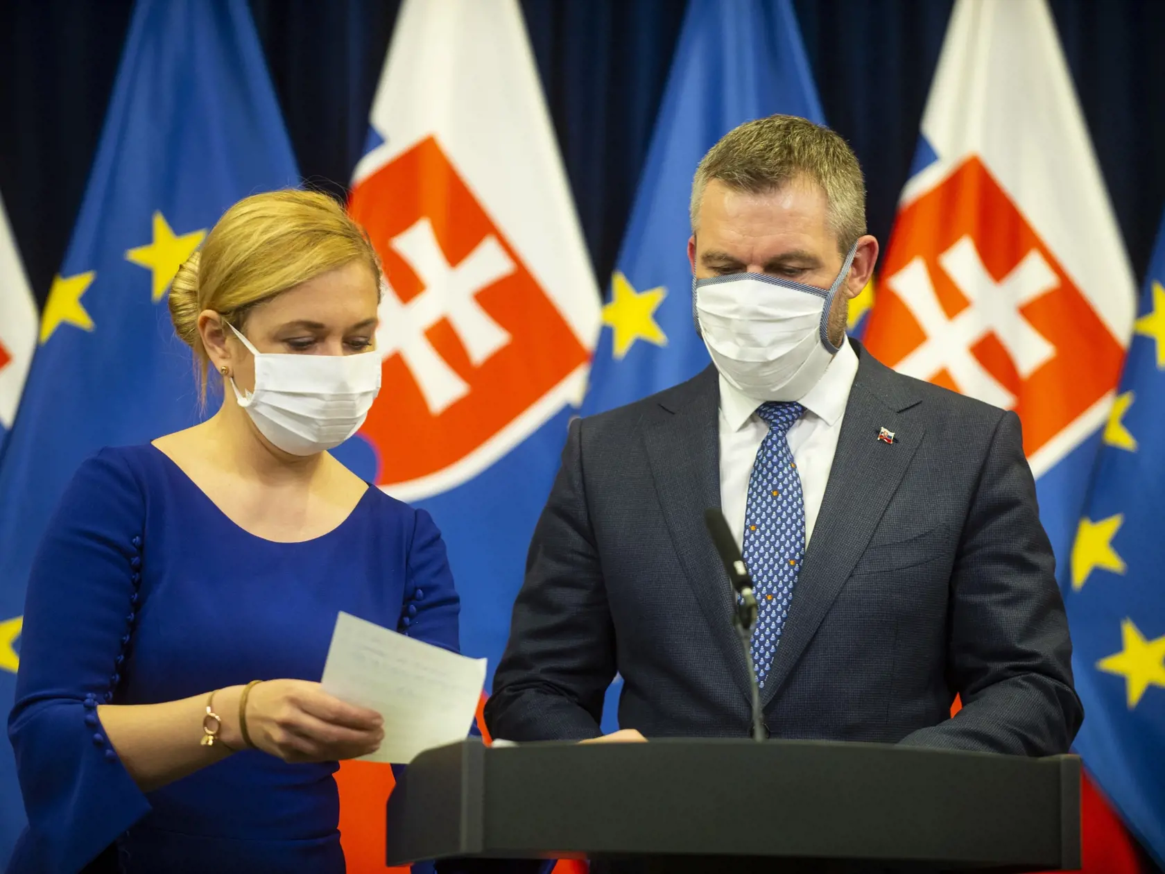 Na snímke vľavo ministerka vnútra SR Denisa Saková a vpravo predseda vlády SR Peter Pellegrini počas tlačovej konferencie po zasadnutí krízového štábu SR 16. marca 2020 v Bratislave. FOTO TASR – Jakub Kotian