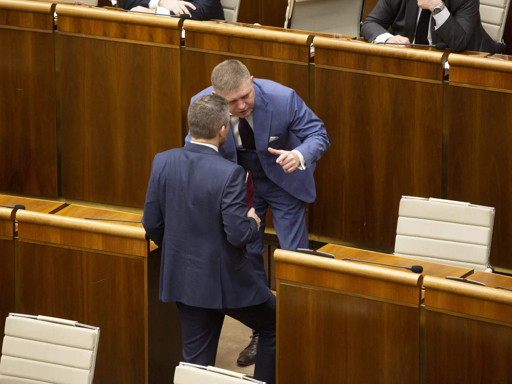 Národná rada SR na svojej mimoriadnej 58.schôdzi, prijíma zákony v skrátenom konaní.
Opoziční politici blokujú rečnícky pult.
Na obr.: Róbert Fico a Peter Pellegrini