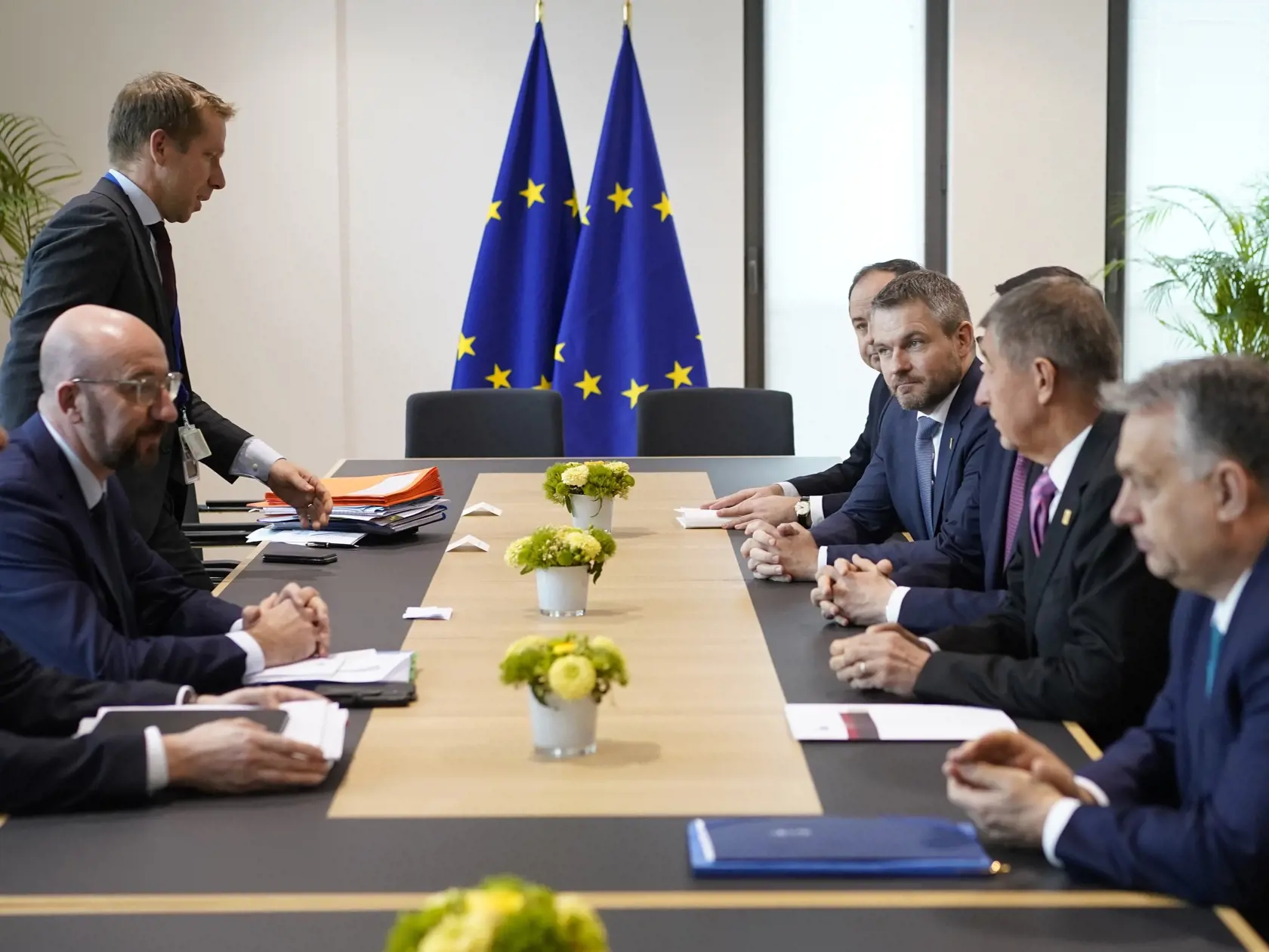 JB 12 Brusel - Predseda Európskej rady Charles Michel (druhý zľava) sa rozpráva s premiérmi krajín Vyšehradskej štvorky (V4) sprava hore SR Petrom Pellegrinim, Poľska Mateuszom Morawieckim, ČR Andrej Babišom a Maďarska Viktorom Orbánom počas ich stretnutia v rámci mimoriadneho rozpočtového summitu EÚ v sídle Európskej rady v Bruseli 21. februára 2020. Lídri členských krajín Európskej únie rokujú na mimoriadnom summite o viacročnom finančnom rámci na roky 2021 - 2027. FOTO TASR/AP

European Counc