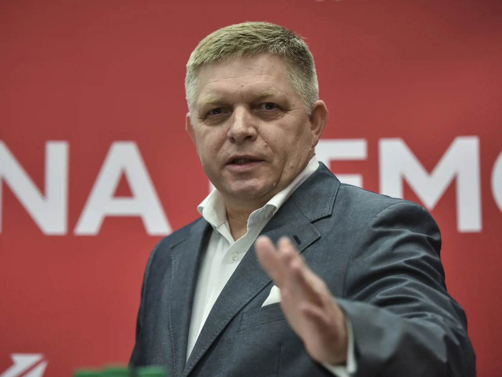 Na snímke predseda strany SMER - sociálna demokracia Robert Fico prichádza na tlačovú konferenciu strany SMER-SD k téme výzvy predsedu strany k sociálnym partnerom a aktuálnym politickým otázkam, 26. mája 2020 v Bratislave. FOTO TASR - Pavol Zachar