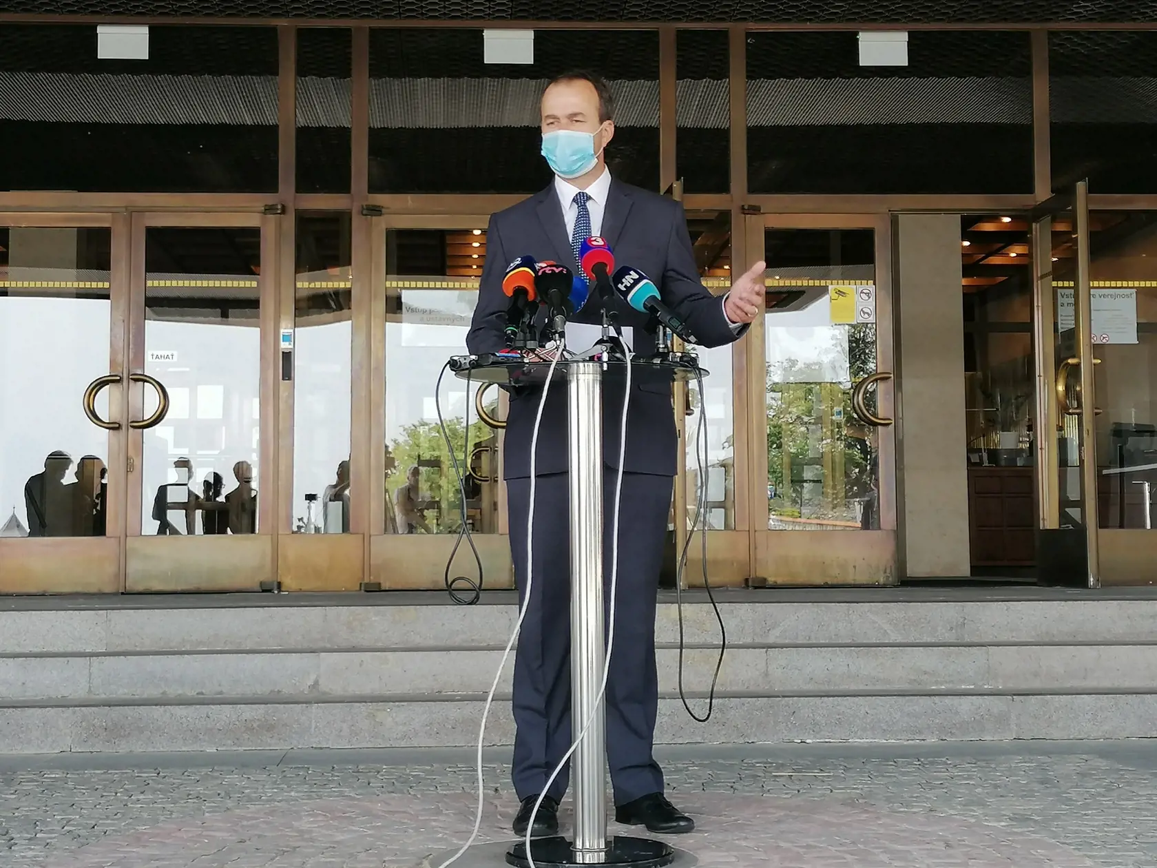 Na snímke poslanec NR SR za Smer-SD Ján Podmanický počas tlačovej konferencie pred parlamentom 19. mája 2020 v Bratislave. Poslanec Ján Podmanický odchádza z poslaneckého klubu Smeru-SD, rovnako sa vzdáva členstva v strane, ako aj funkcie krajského predsedu Smeru-SD v Žiline. FOTO TASR - Martina Kriková 