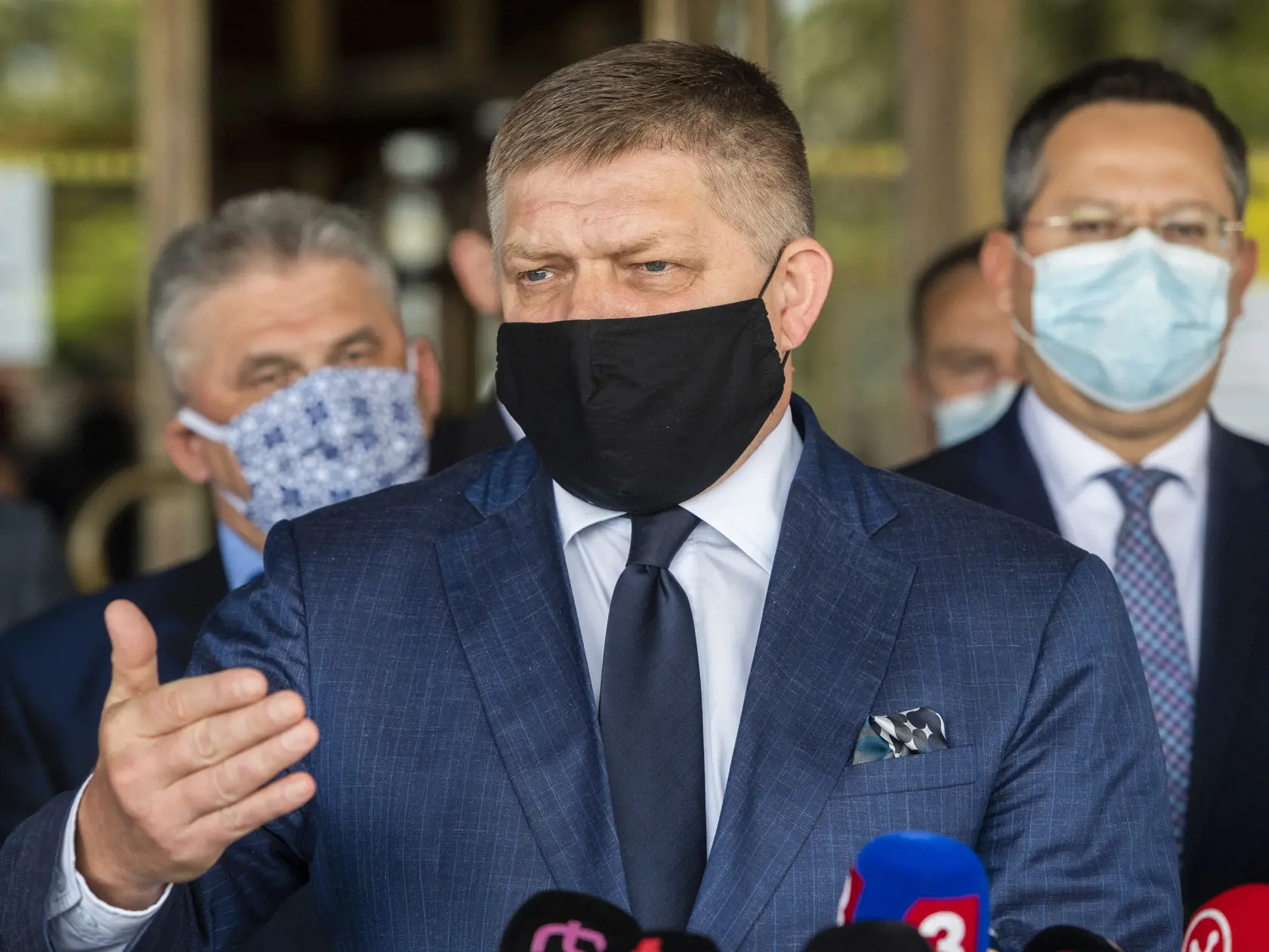 Na snímke zľava poslanci Ján Richter, Robert Fico a Ladislav Kamenický počas tlačovej konferencie poslaneckého klubu SMER-SD po schválení programového vyhlásenia vlády na 6. rokovaní NR SR v Bratislave 30. apríla 2020. FOTO TASR - Jaroslav Novák