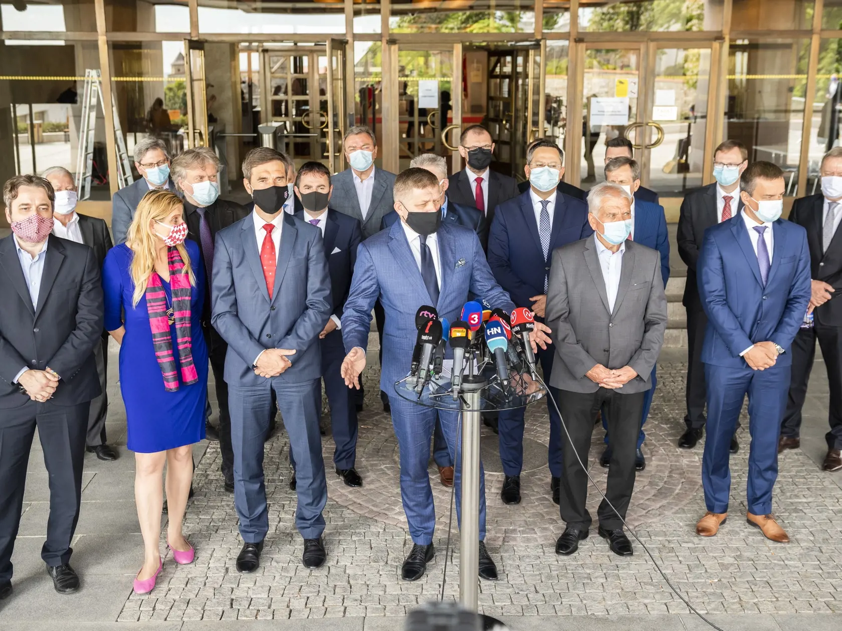 Na snímke uprostred poslanec Robert Fico počas tlačovej konferencie poslaneckého klubu SMER-SD po schválení programového vyhlásenia vlády na 6. rokovaní NR SR v Bratislave 30. apríla 2020. FOTO TASR - Jaroslav Novák