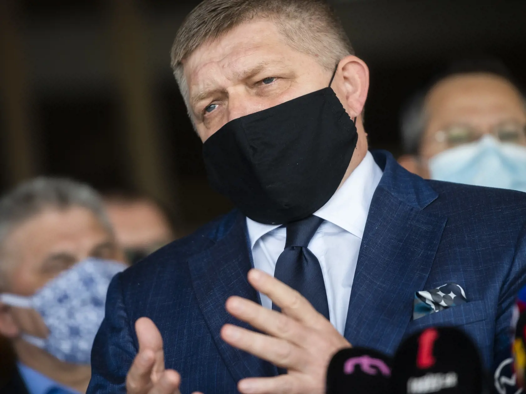 Na snímke zľava poslanci Ján Richter, Robert Fico a Ladislav Kamenický počas tlačovej konferencie poslaneckého klubu SMER-SD po schválení programového vyhlásenia vlády na 6. rokovaní NR SR v Bratislave 30. apríla 2020. FOTO TASR - Jaroslav Novák