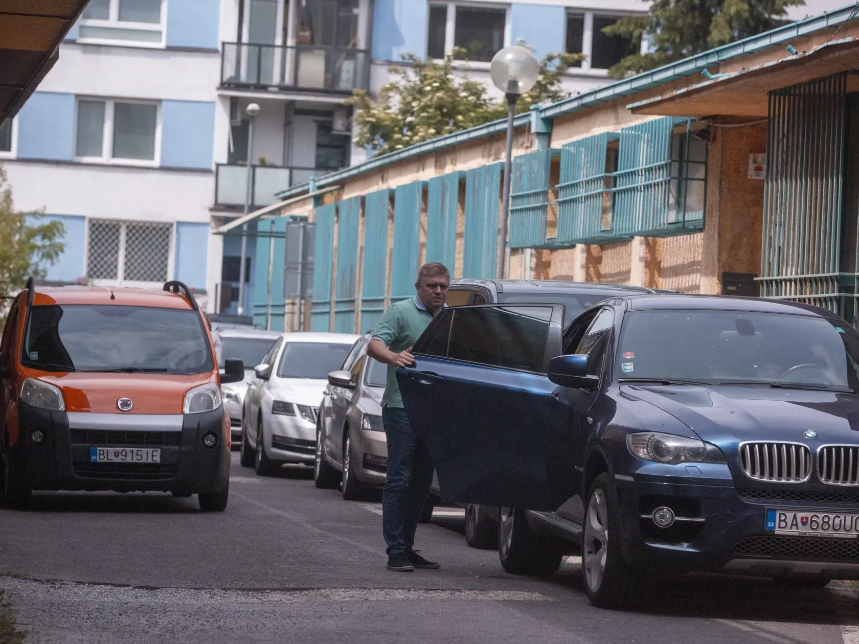 Paparazzi Róbert Fico, odchádza z kaštieľa vo vinosadoch do centráli Smeru na Súmračnej ulici
