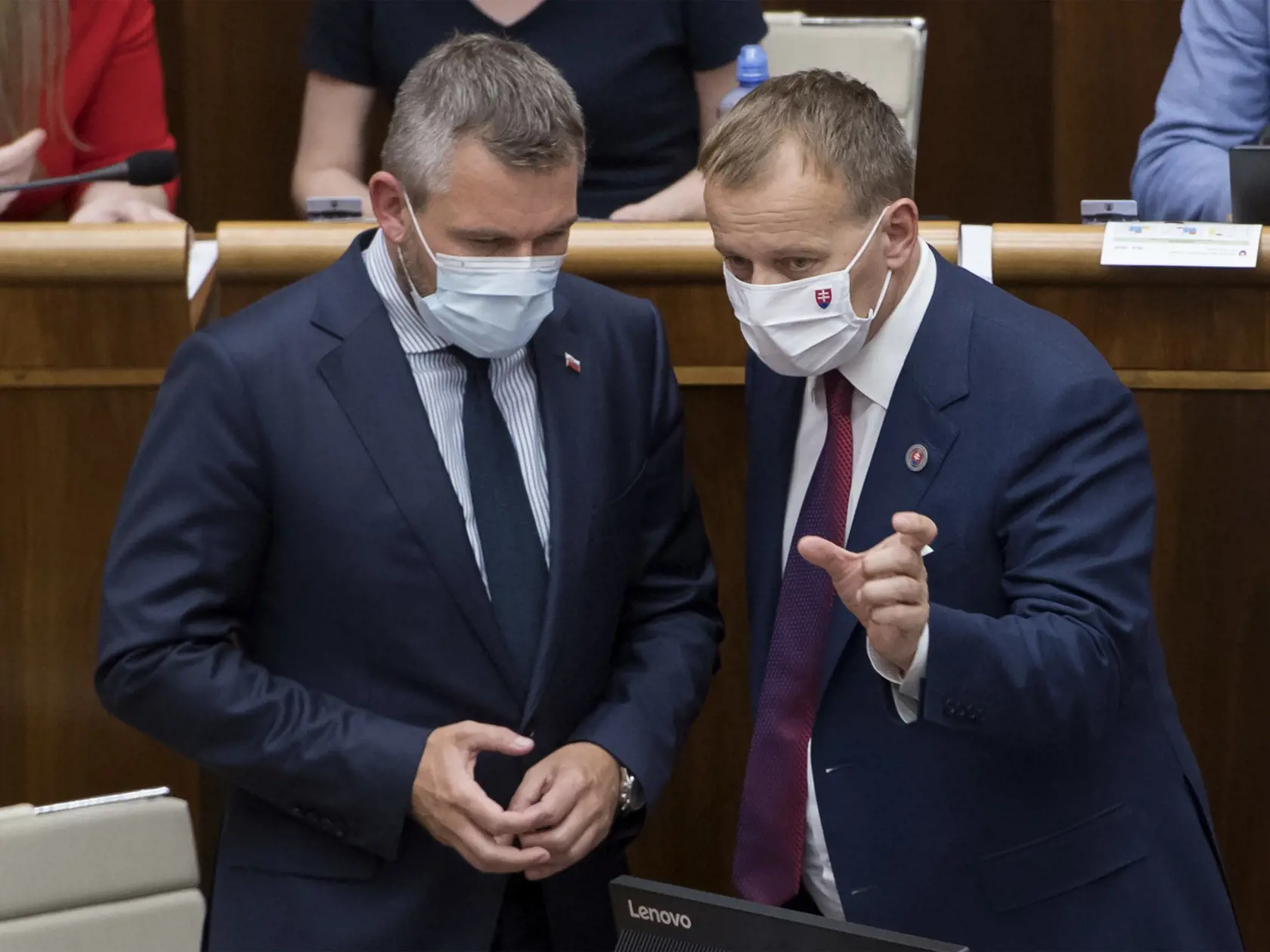 Na snímke vpravo predseda parlamentu Boris Kollár (Sme rodina) a vľavo podpredseda NR SR Peter Pellegrini (Smer-SD) počas rokovania 8. schôdze Národnej rady SR v Bratislave 3. júna 2020. FOTO TASR - Martin Baumann