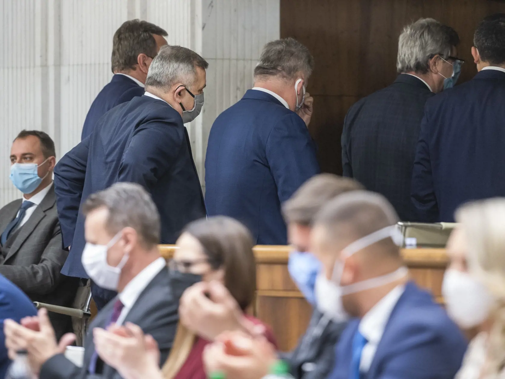 Na snímke poslanci za SMER-SD odchádzajú z rokovacej sály počas 6. schôdze NR SR v Bratislave 20. apríla 2020. FOTO TASR - Jaroslav Novák
