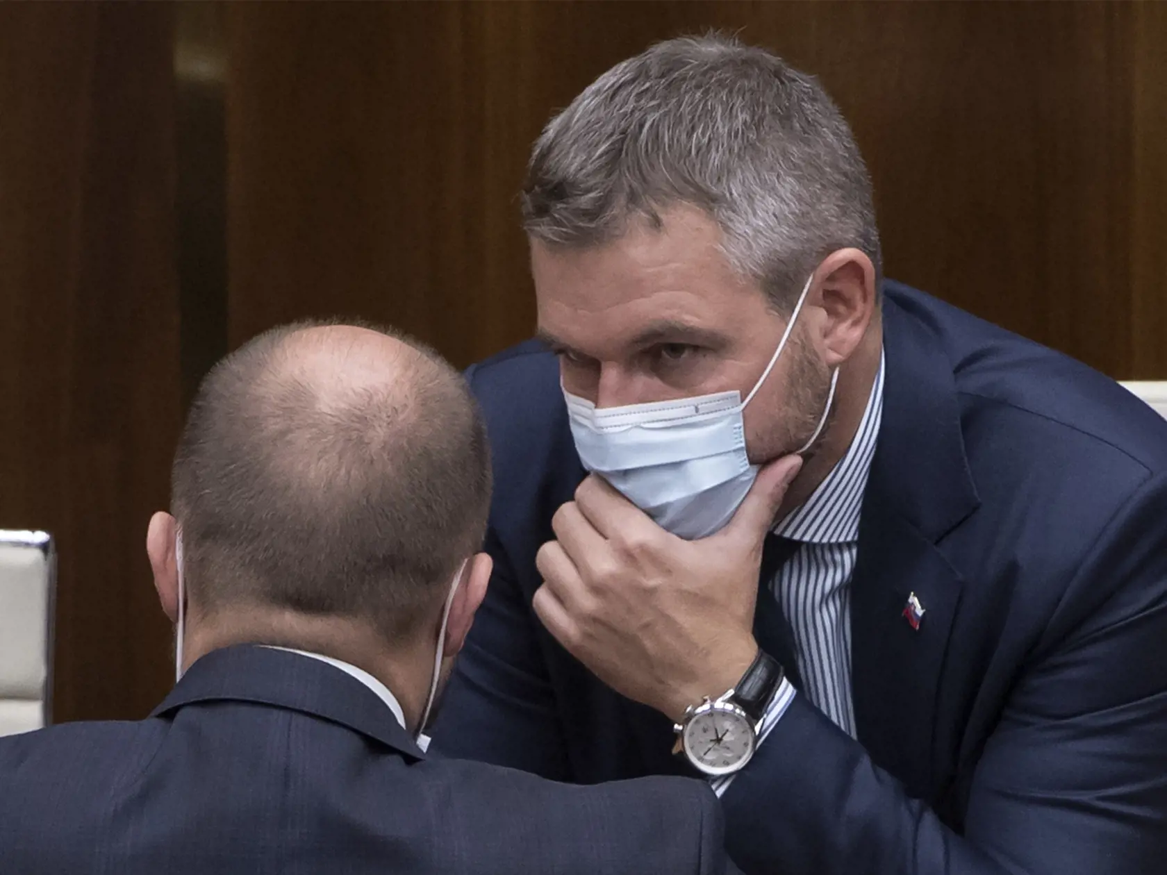 Na snímke v pozadí podpredseda parlamentu SR Peter Pellegrini a v popredí chrbtom Martin Nemky (obaja SMER-SD) počas rokovania 8. schôdze Národnej rady SR 3. júna 2020 v Bratislave. FOTO TASR - Martin Baumann
