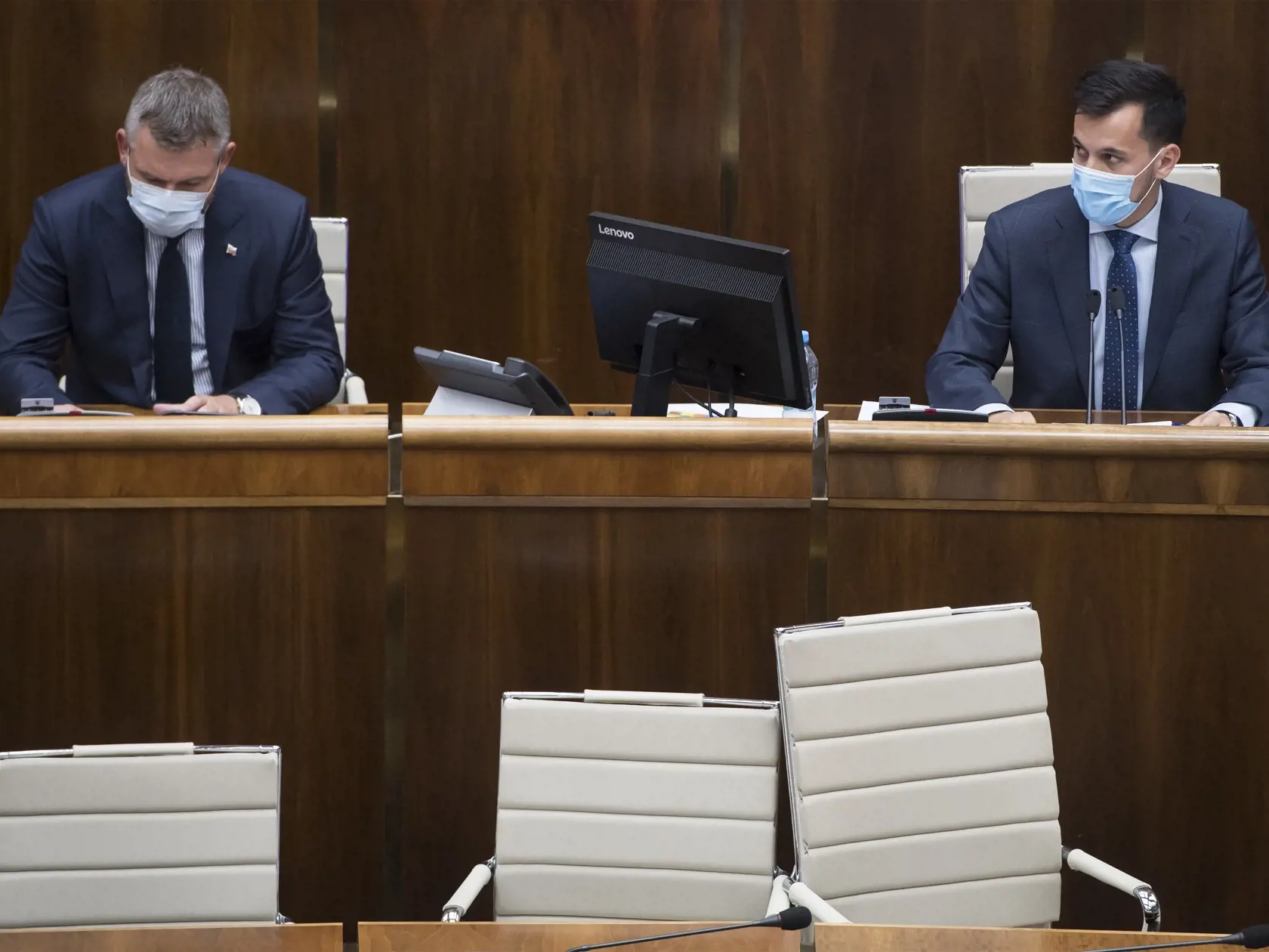 Na snímke podpredsedovia Národnej rady SR, vpravo Juraj Šeliga (Za ľudí) a vľavo Peter Pellegrini (Smer-SD) počas rokovania 8. schôdze Národnej rady SR v Bratislave 3. júna 2020. FOTO TASR - Martin Baumann