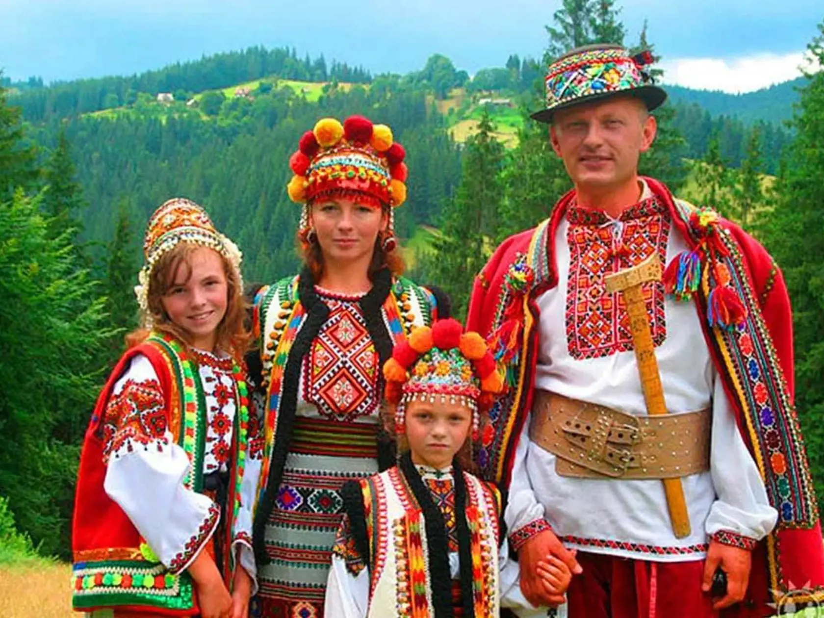 Máj už tradične bol obdobím konania rôznych folklórnych festival a slávnosti. Tento rok kvôli obmedzeniam zrejme sa všetky podujatia odsunú na neskoršie termíny alebo sa  konať nebudú. Folkloristi a milovníci ľudového umenia sú smutní, ale veria, že situácia sa zmení. Zatiaľ aspoň spomínajú nad archívnymi fotografiami čo pekné zažili v minulosti.