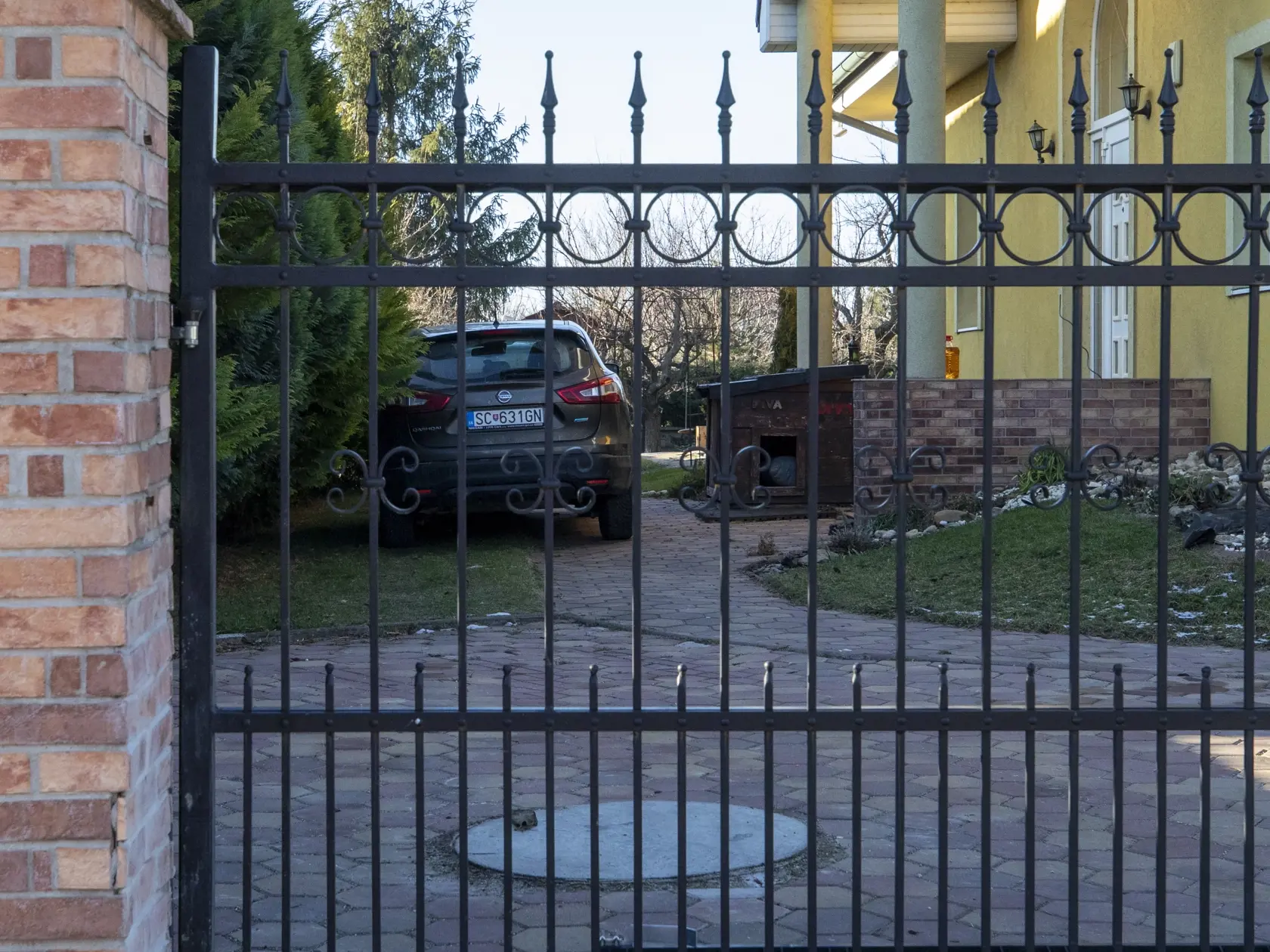 Na snímke MILOSLAVOV – dom a matka hlavnej aktérky kauzy detskej šikany v Miloslavove, keď tínedžeri zbili a opili len 11-ročné dievča.