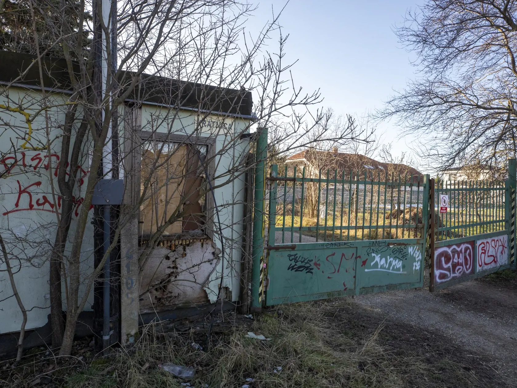 Na snímke MILOSLAVOV – areál bývaleho družstva. Kauza detskej šikany v Miloslavove, keď tínedžeri zbili a opili len 11-ročné dievča.