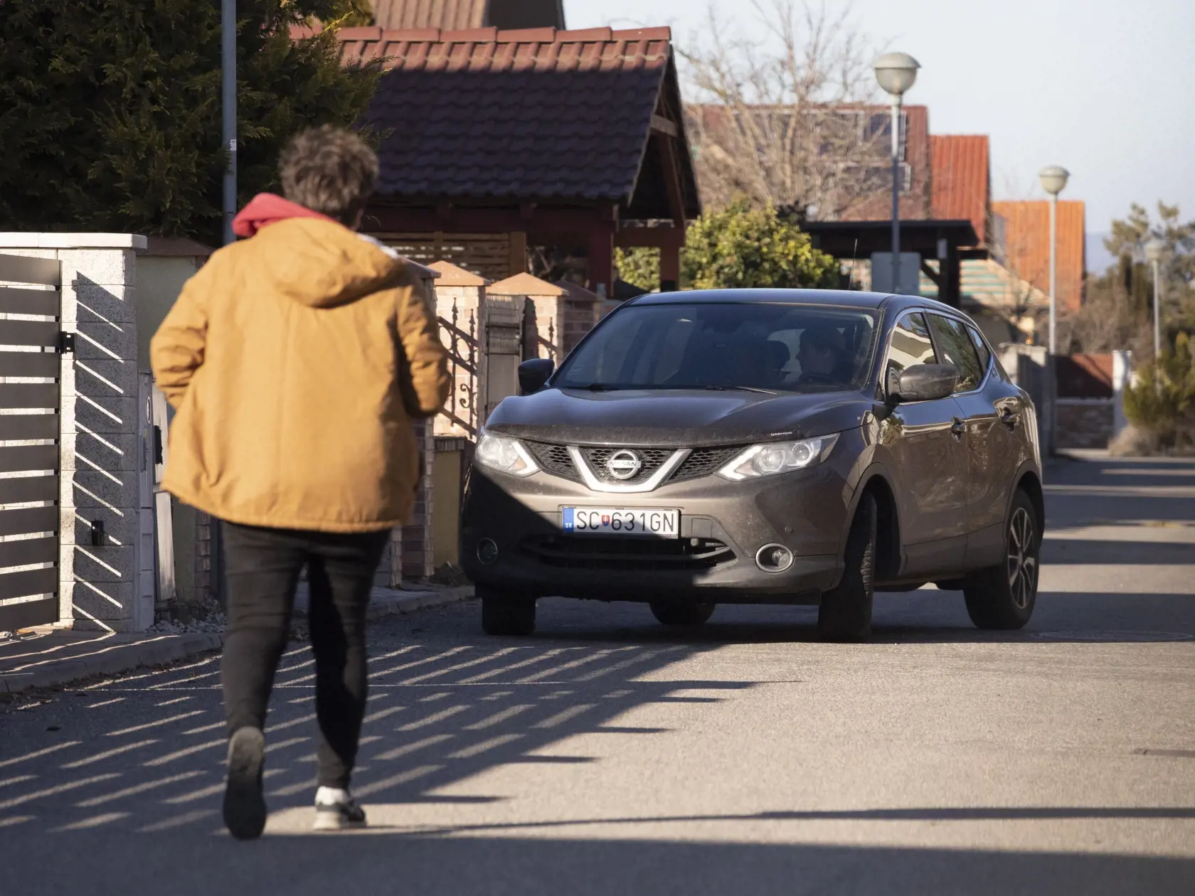 Na snímke MILOSLAVOV – dom a matka hlavnej aktérky kauzy detskej šikany v Miloslavove, keď tínedžeri zbili a opili len 11-ročné dievča.