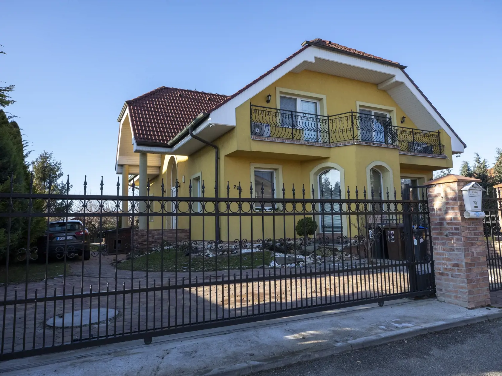 Na snímke MILOSLAVOV – dom a matka hlavnej aktérky kauzy detskej šikany v Miloslavove, keď tínedžeri zbili a opili len 11-ročné dievča.