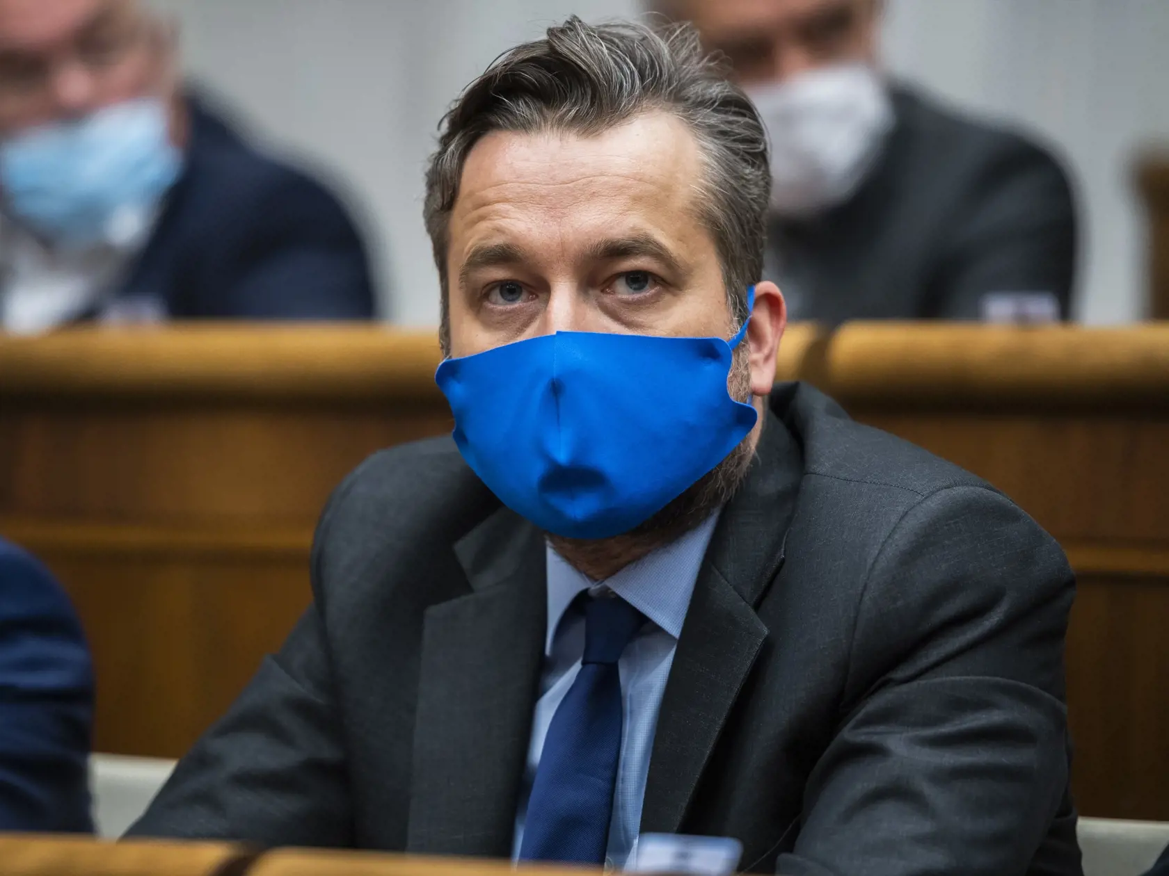 "Jaro Naď je mimoriadne súťaživý typ. Keď videl, že Korčok ho dáva na plnej čiare, postavil sa pred kamery TV JOJ a na otázku, či sú slovenské ženy pri amerických vojakoch v ohrození, vyslovil takúto múdrosť: "Keď je v blízkosti pán Blaha, tak skôr barany by mali byť v nebezpečenstve." Naď tým narážal na Matovičove vulgárne útoky proti mne, za ktoré mu súd prikázal ospravedlniť sa," napísal Blaha.