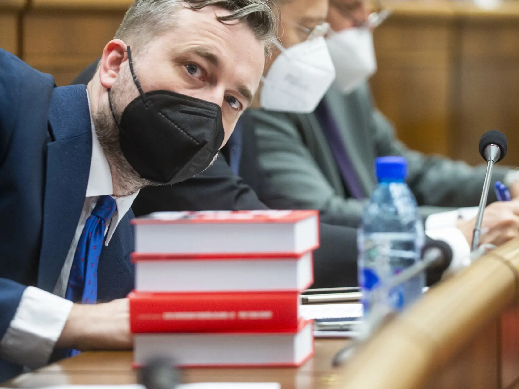 "Súd ho (Matoviča-pozn.red.) spláchol ako malé decko. Stíhal si písať siahodlhé statusy, tak nevymýšľaj. Na Slovensku platí rovnosť a žiadni papaláši nemajú výnimky. Matovič dostal od súdu strašnú príučku. Musí sa ospravedlniť," napísal Blaha.